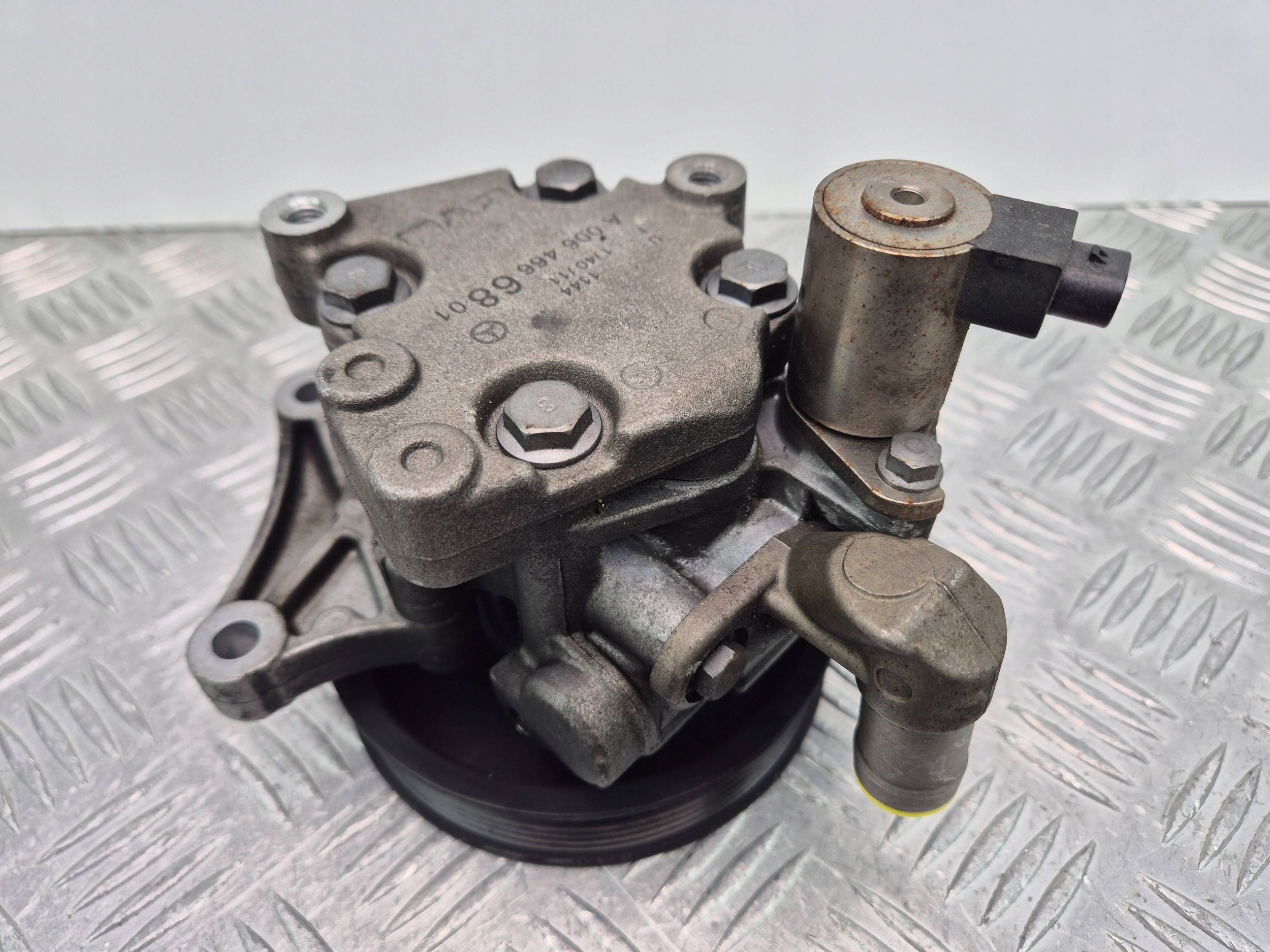 Mercedes E200 CGI W212 servo pump A0064666801