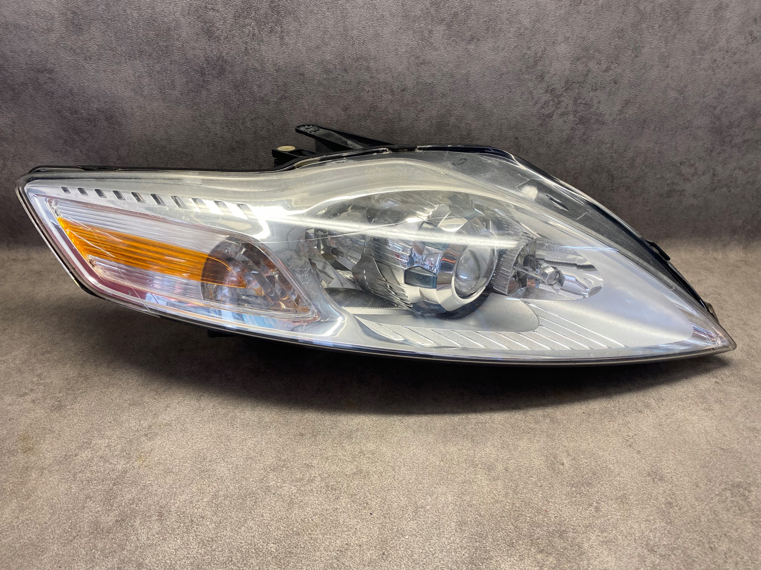 LAMPA PRAWA PRZEDNIA XENON FORD MONDEO MK4