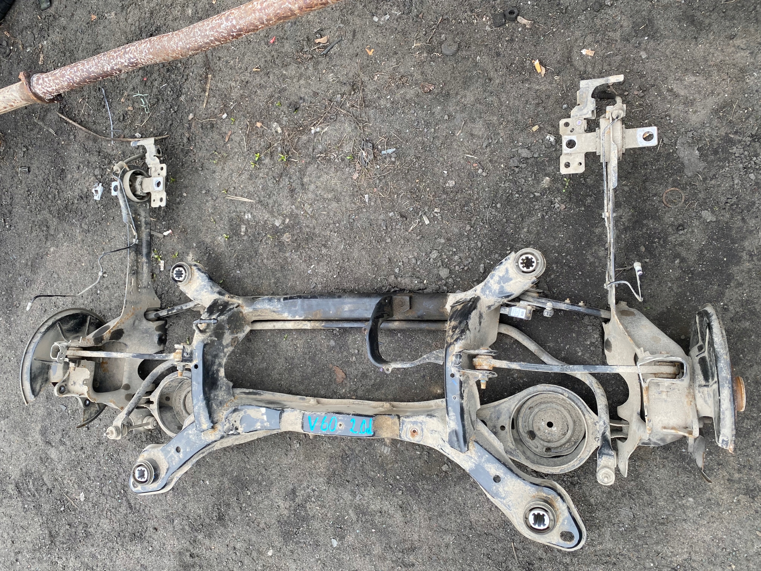 16 VOLVO V60 10- ZAWISZENIE BELKA TYLNA ZWROTNICA