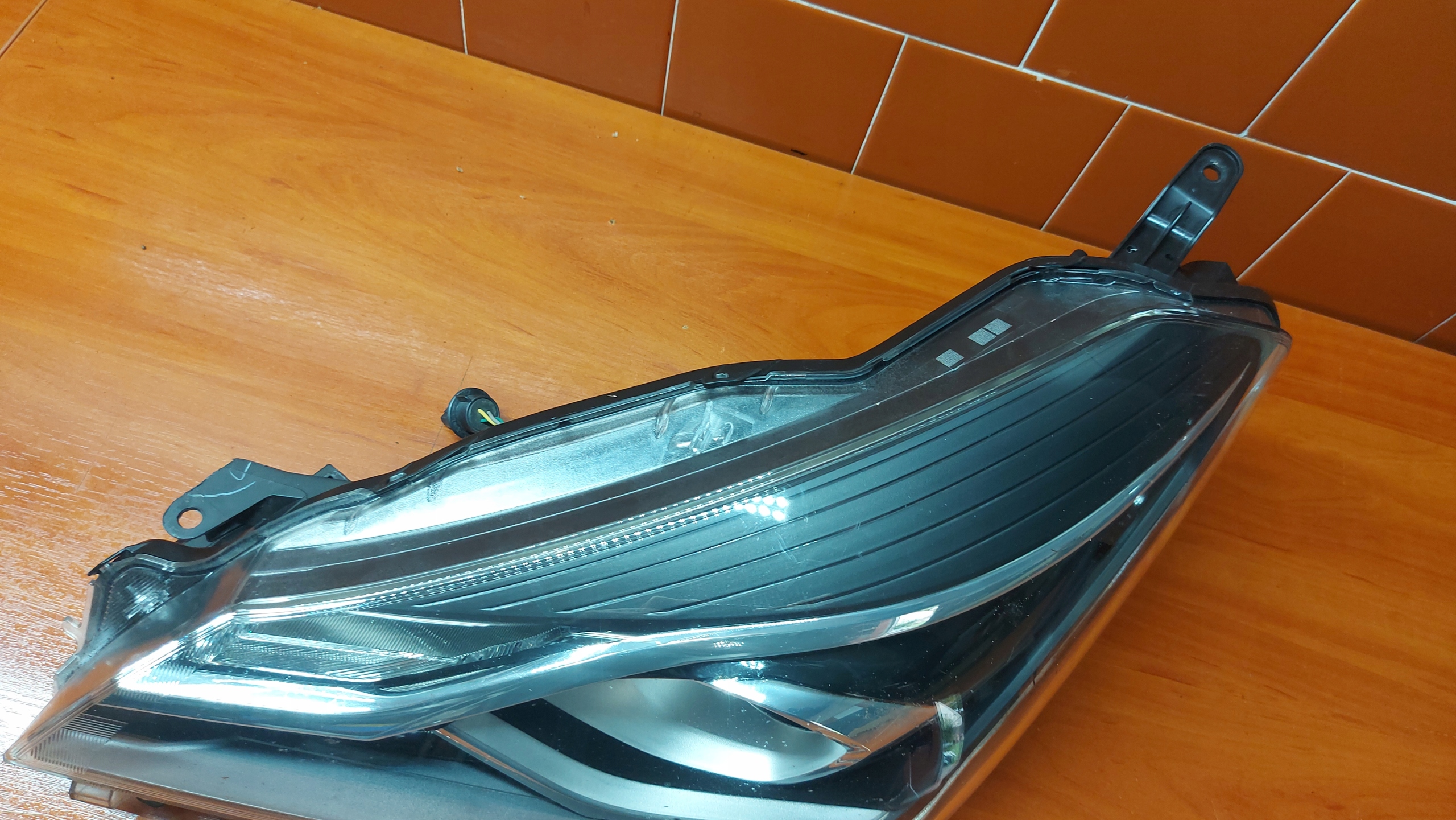 REFLEKTOR light left left front TOYOTA YARIS III 17