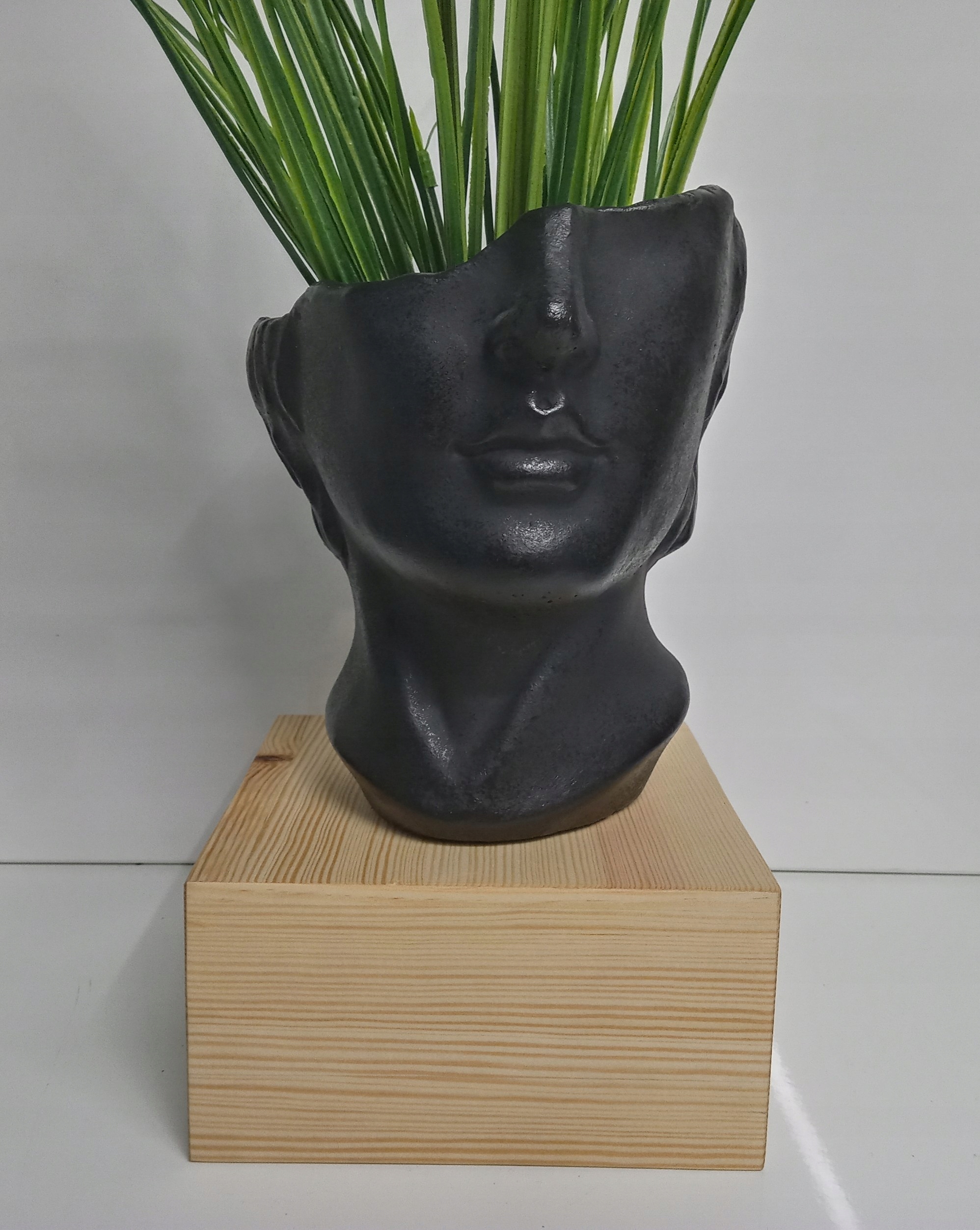 

Doniczka H-17,5cm.Czarna
