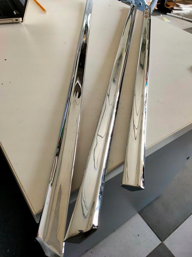 Хромированная планка под боковым стеклом Mercedes R107