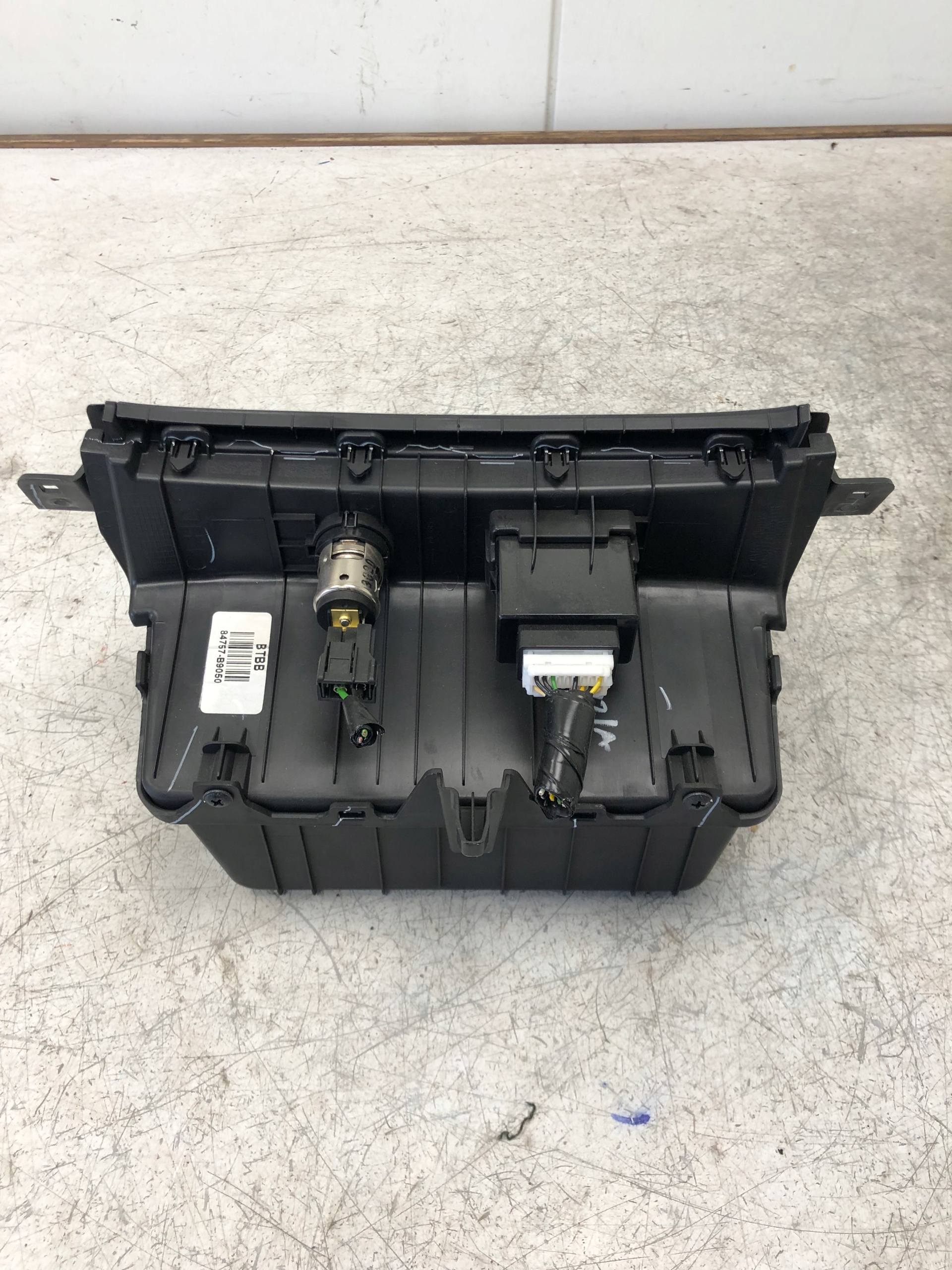 passenger compartment plato USB HYUNDAI I10 II 84757-B9050