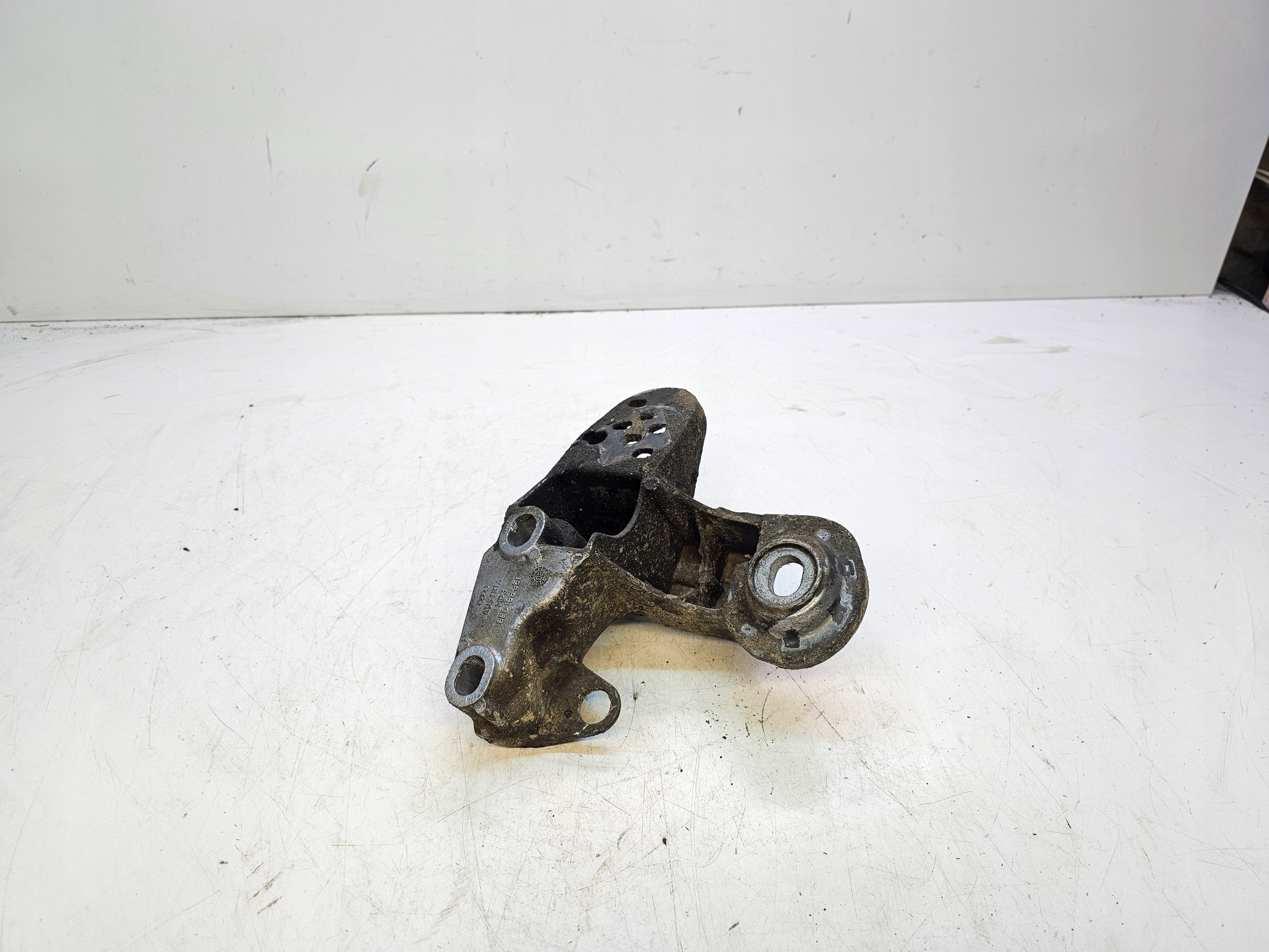 ŁAPA PODUSZKI SILNIKA LEWA AUDI A4 B6 B7 8E0199351