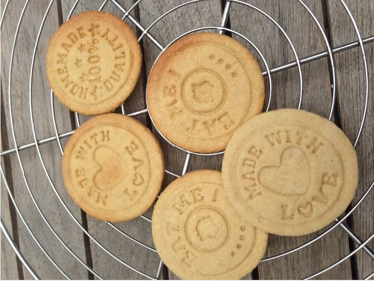 PIECZĄTKI DO CIASTEK 3 NAPISY SYLIKONOWE 5,5 CM Kolor czerwony