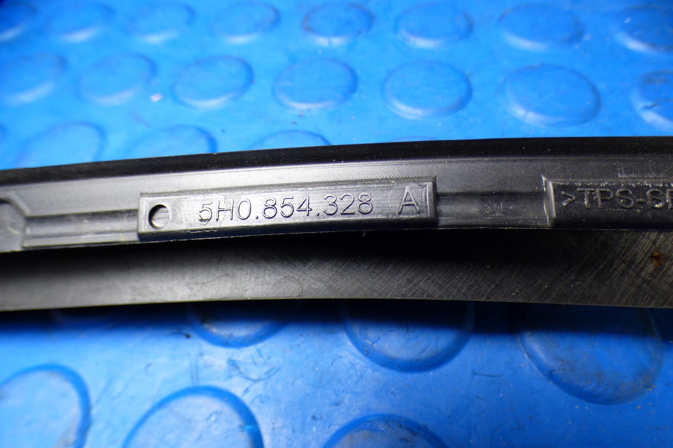 moulding windows czolowej 5H0854328A stBDB VOLKSWAGEN GOLF VIII 8