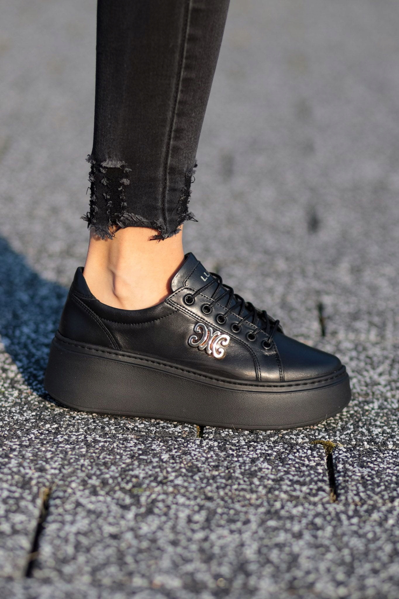 Adidasy damskie model AGNES BLACK POLSKIE OBUWIE 39 Długość wkładki 25.5 cm