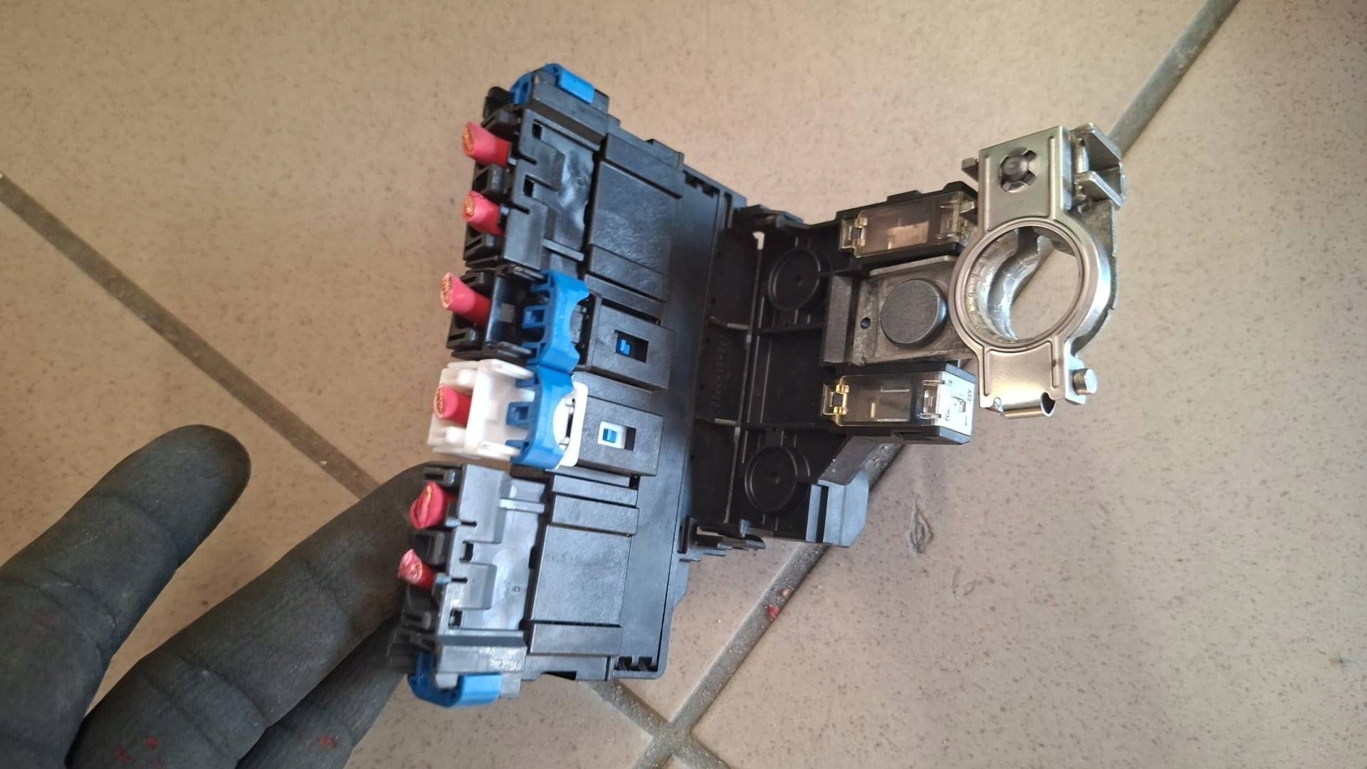 terminal fuse rozdzielacz pradu Renault Clio V