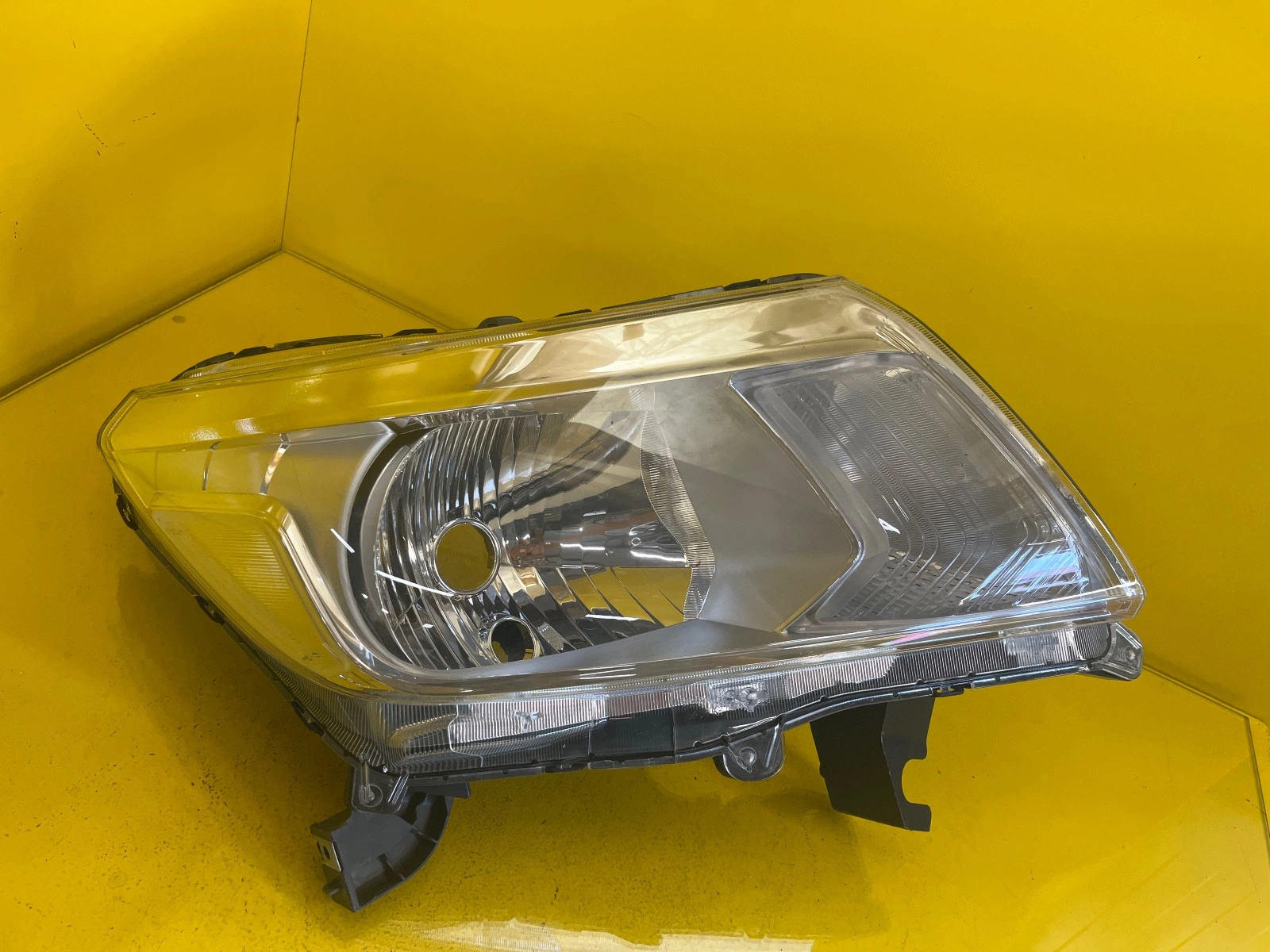 light right Nissan NAVARA IV 4