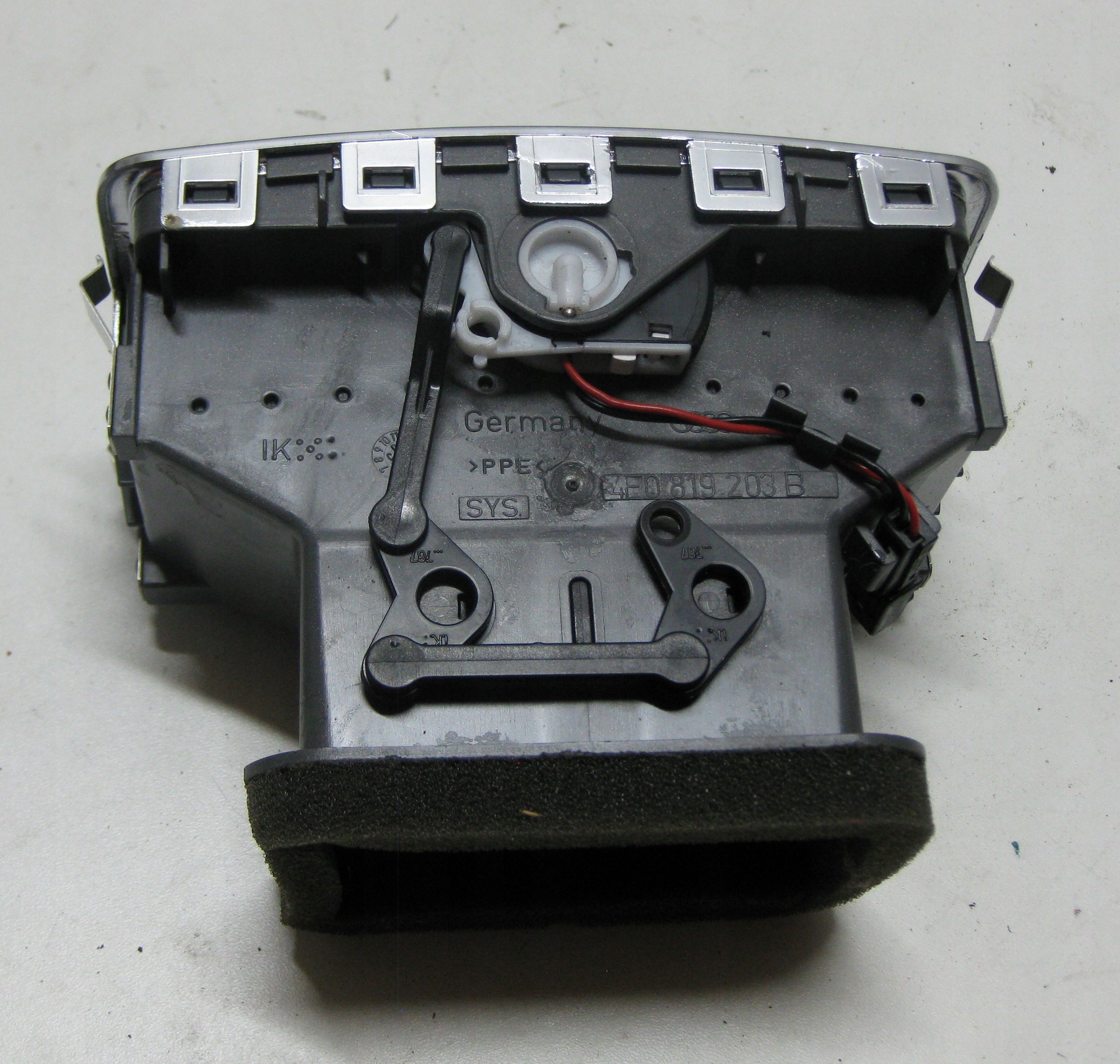 AUDI A6 C6 2.4 6V 05R KRATKI des lüfters heck 4E0819203B