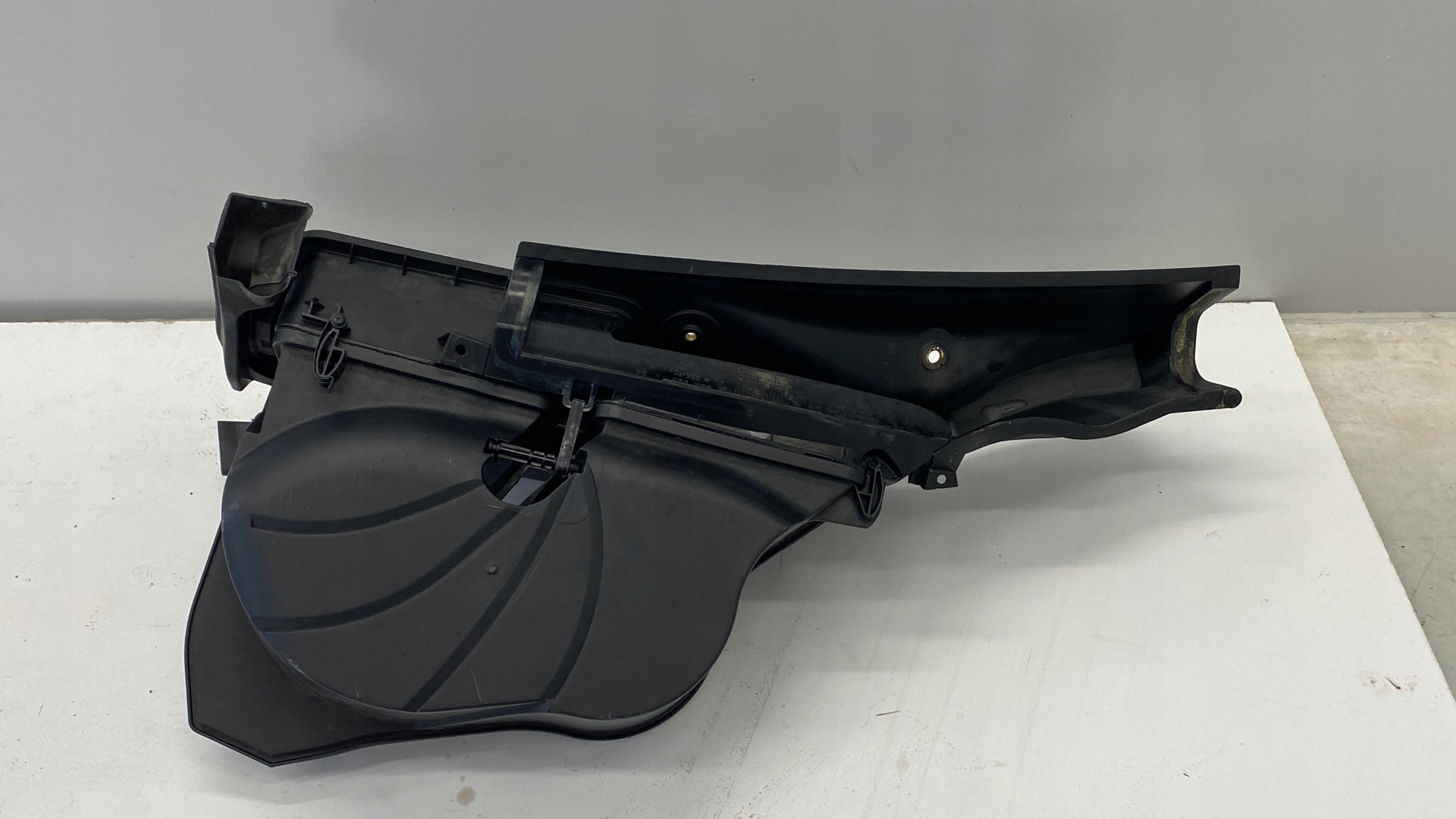 A2048303303 A2048301244 - Впускной воздухозаборник MERCEDES W204 LIFT полный комплект