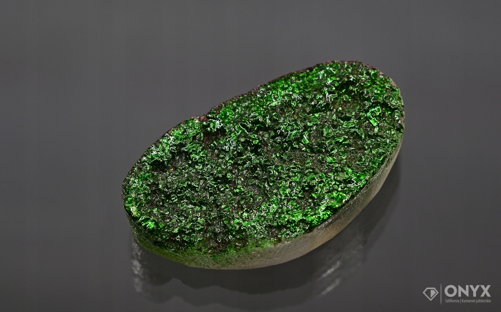 Drůza zelená nepravidelná 31x17 mm