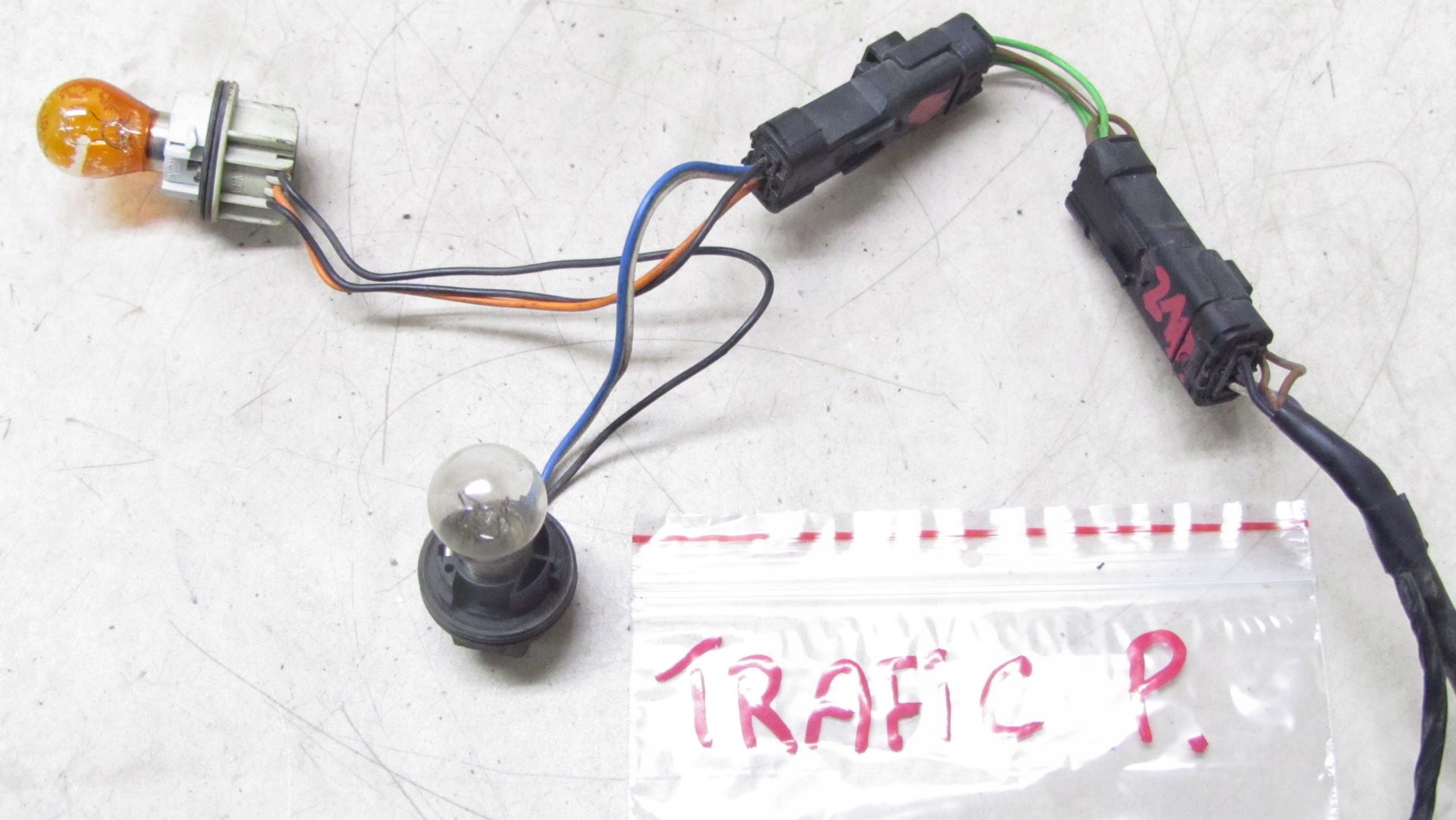 TARFIC VIVARO III WIĄZKA LAMPY TYŁ TYLNA 14-