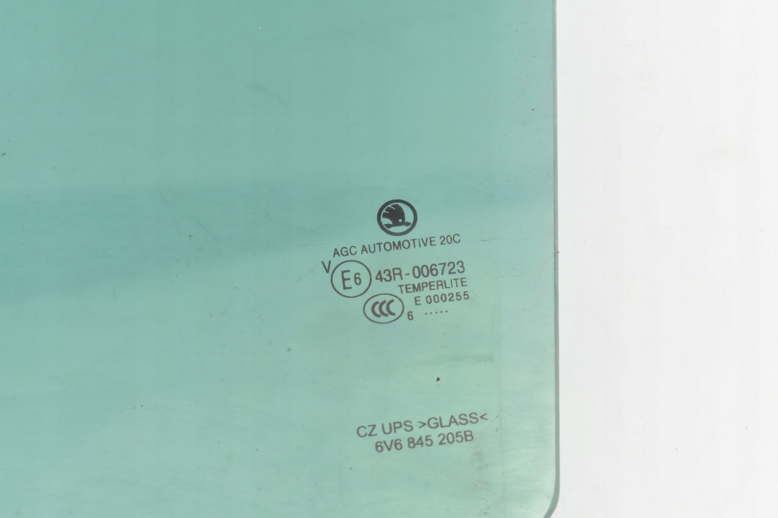 SZYBA DRZWI LEWY TYŁ 6V6845205B SKODA FABIA III Stan opakowania zastępcze