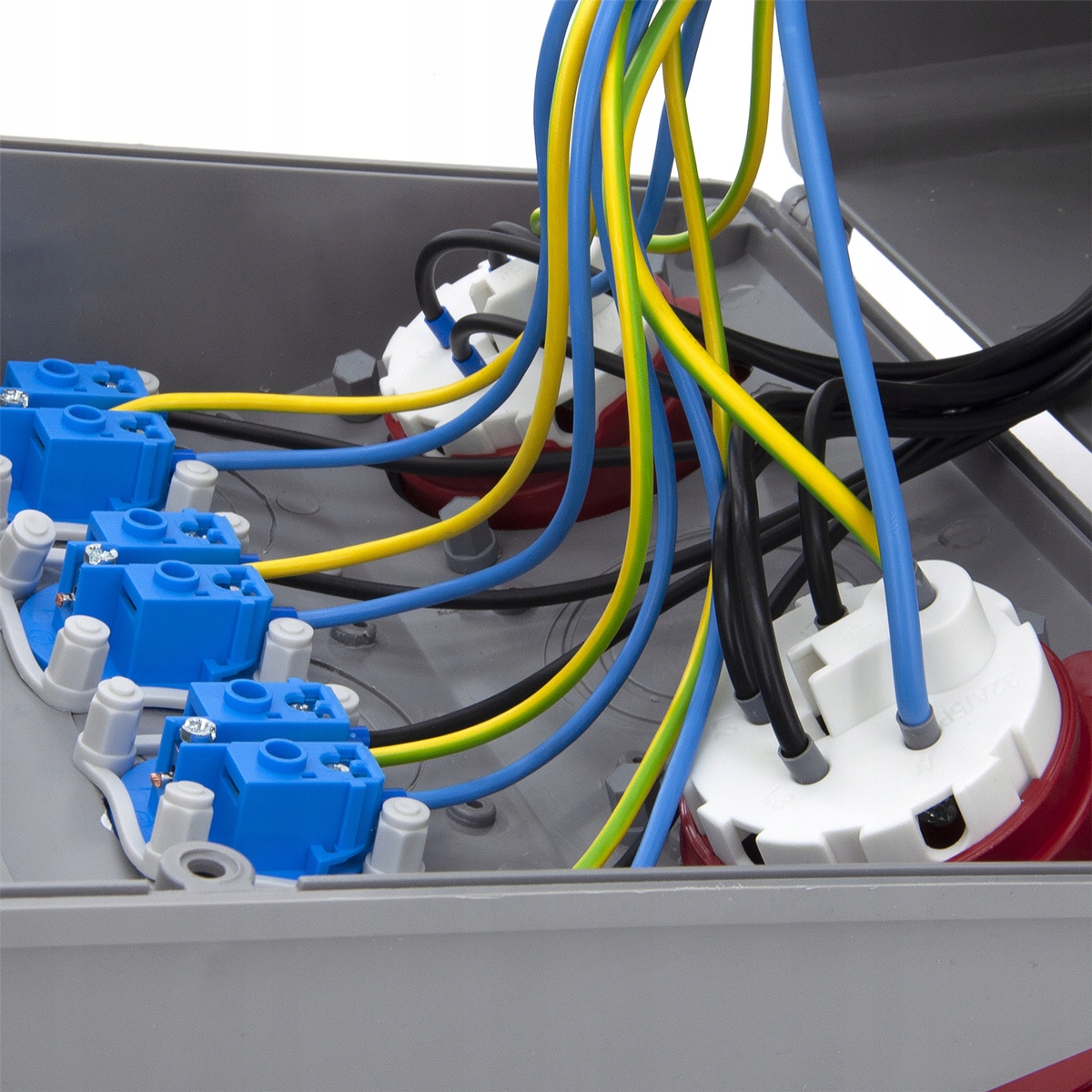 ROZDZIELNICA BUDOWLANA ZABEZPIECZONA 32A 16A 4*230 Napięcie pracy 230 V