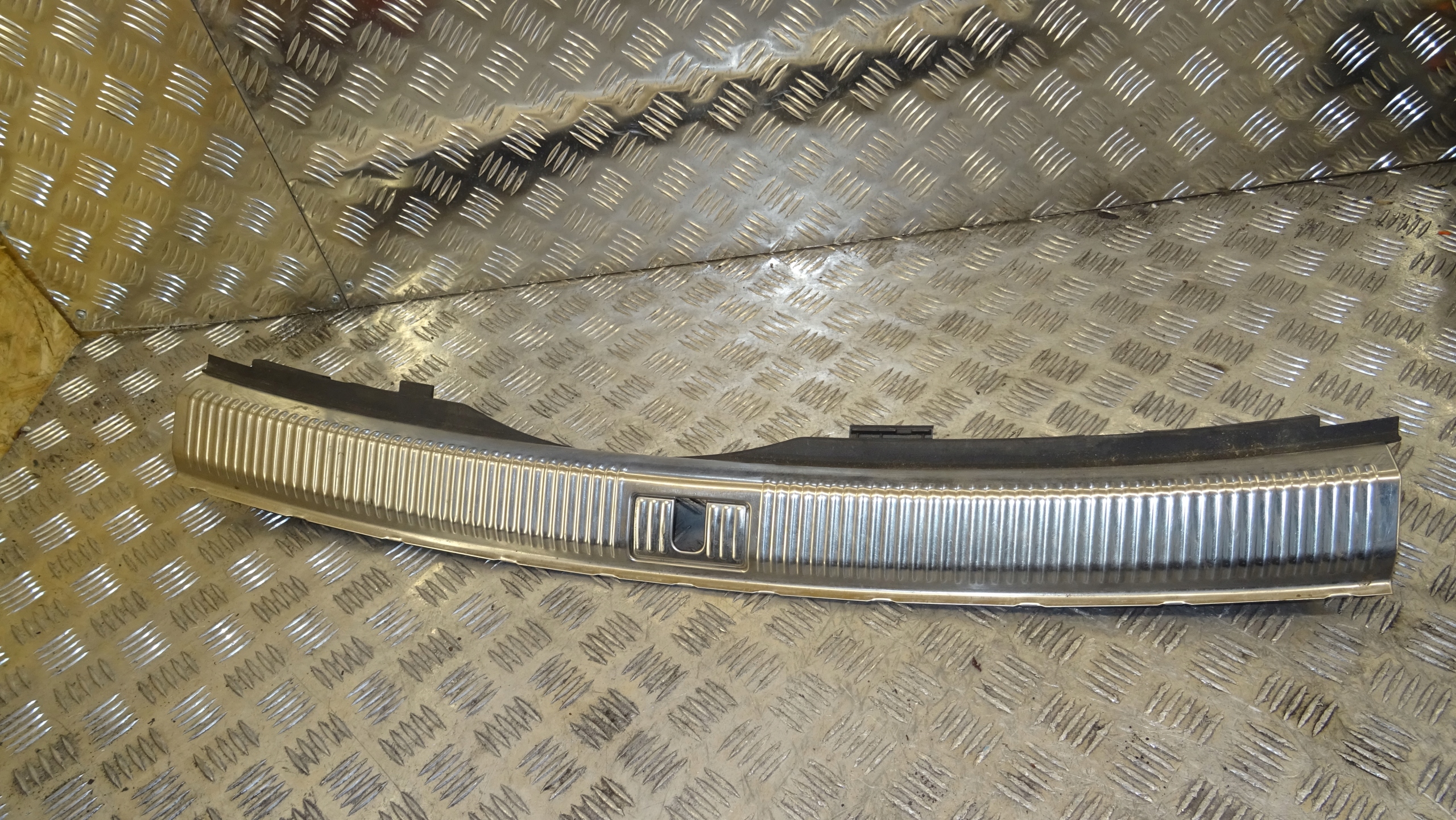 cover of the threshold boot AUDI A6 C7 4G9864483