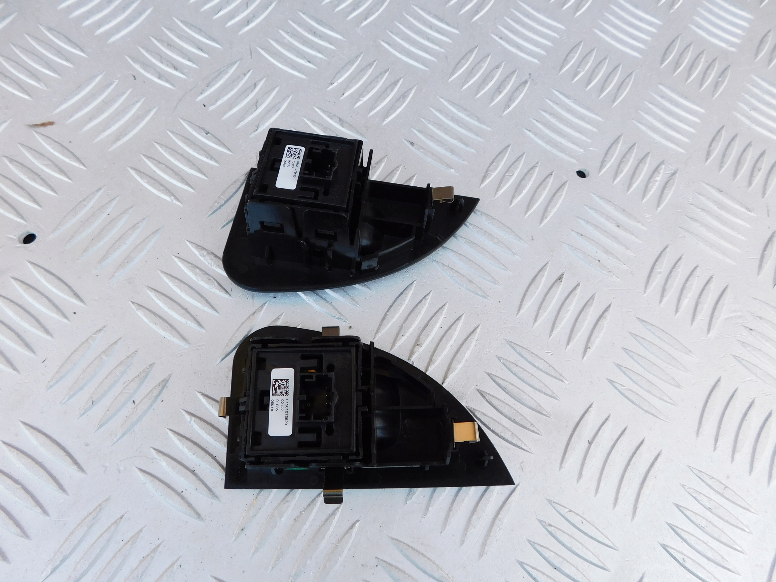 Alfa Romeo Giulia Quadrifoglio switch control unit windows rear part 01561075620