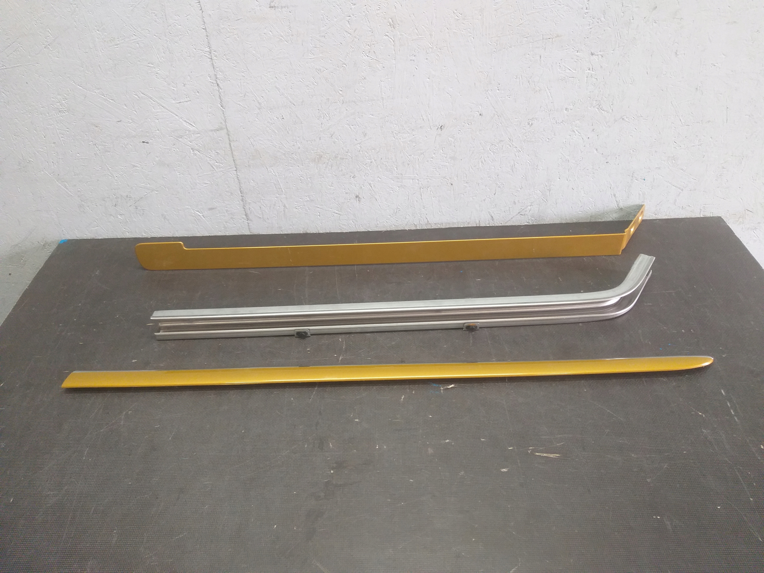 DRZWI SZYNA PROWADNICA LEWY TYŁ VW CADDY LONG 2K3