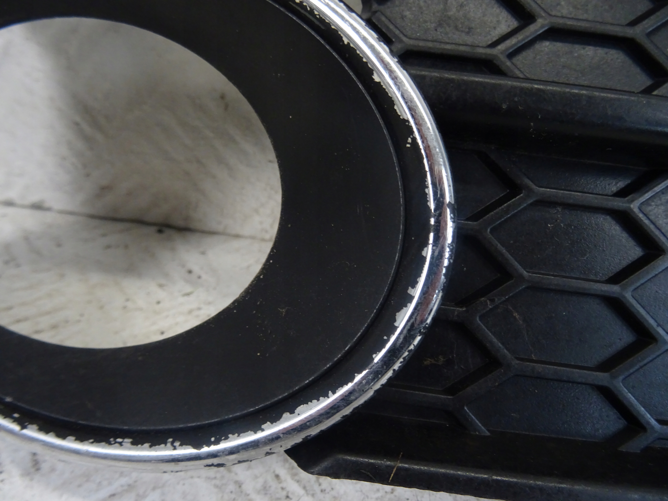 grid of a bumper left front AUDI A5 8T 8T0807681