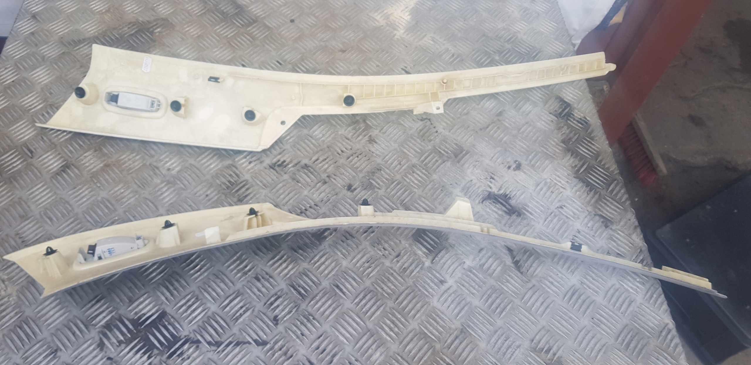 W203 cover SLUPKA rear part left right 2036902625