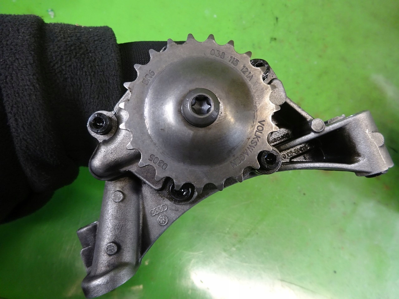 Pompa oleju VW TOURAN I 2 0 TDI 05r Part number 038115105C