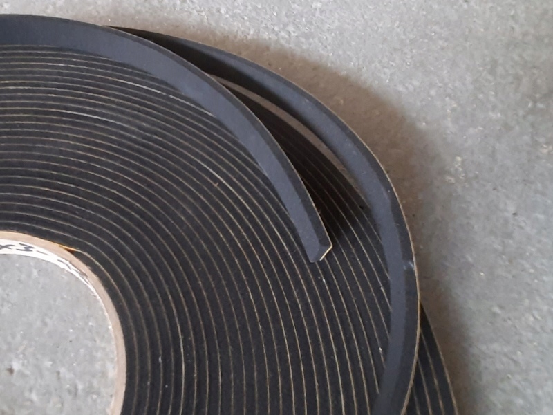 Uszczelka guma Porowata EPDM 10x3mm samoprzylepna - 1m