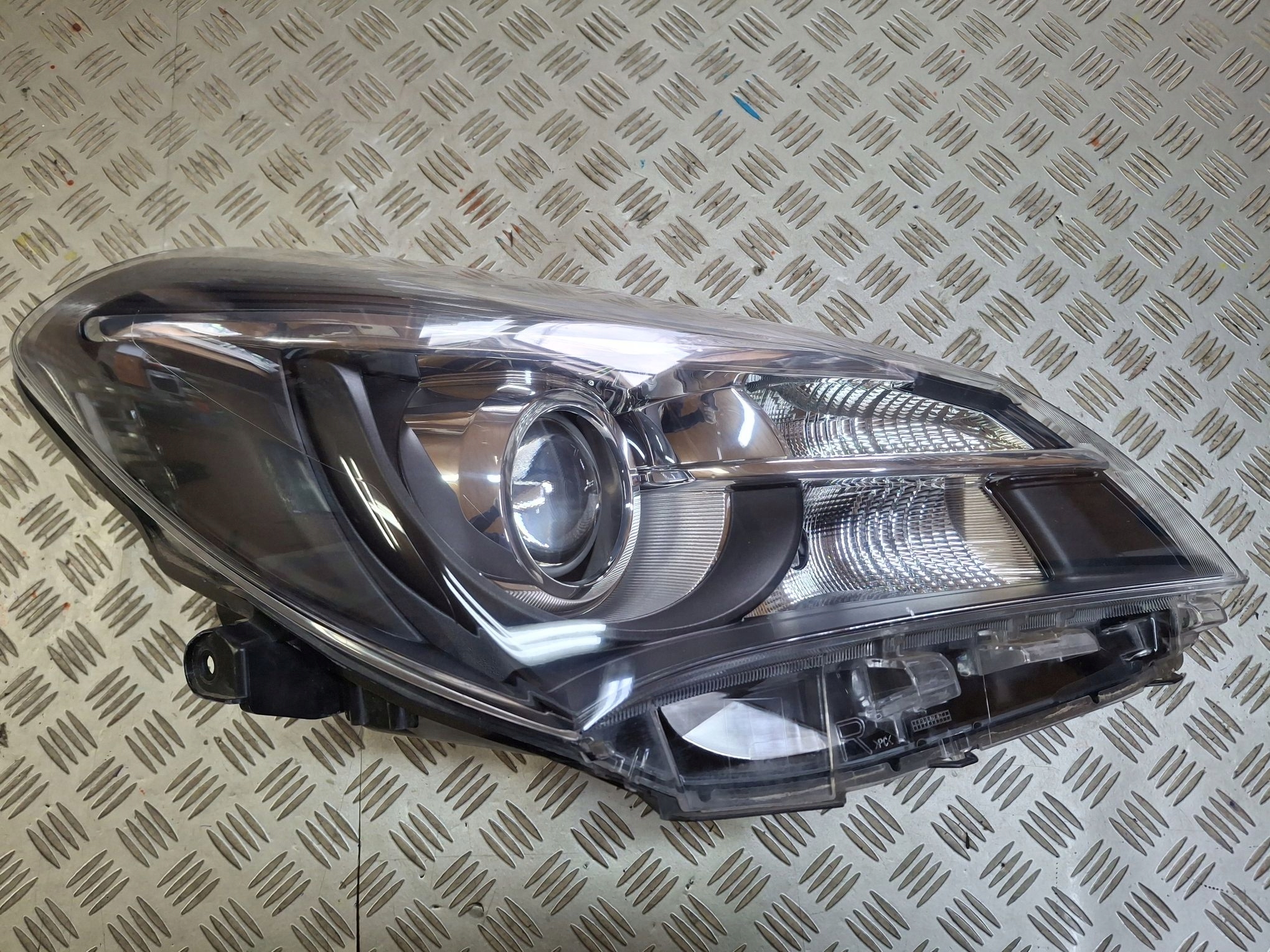 light right front lens TOYOTA YARIS III LIFT 2014R->