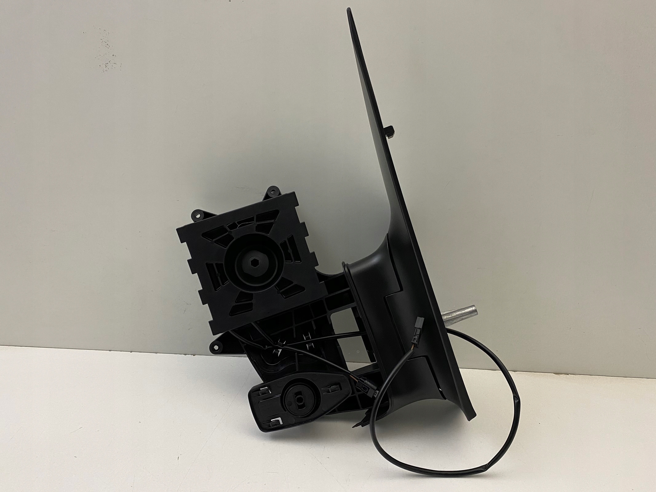 A0018100019 61.5891.131E - MERCEDES SPRINTER W906 левое зеркало стойки 06-