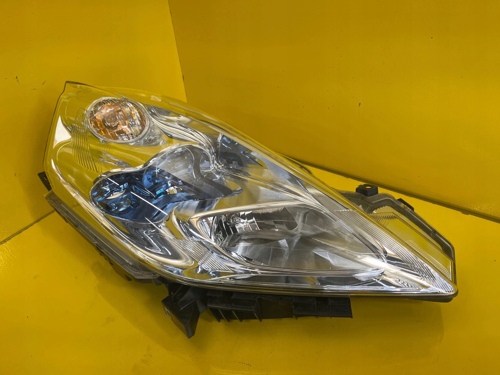 light right Nissan LEAF and 11-17