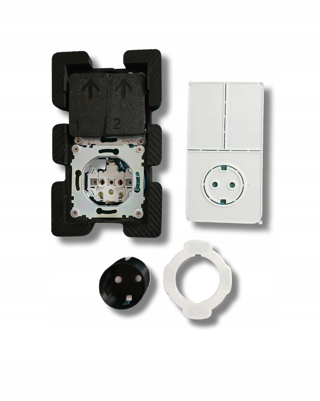 Skrytá zásuvka a dvojitý naddoskový spínač do kuchyne, tmavá dlažba