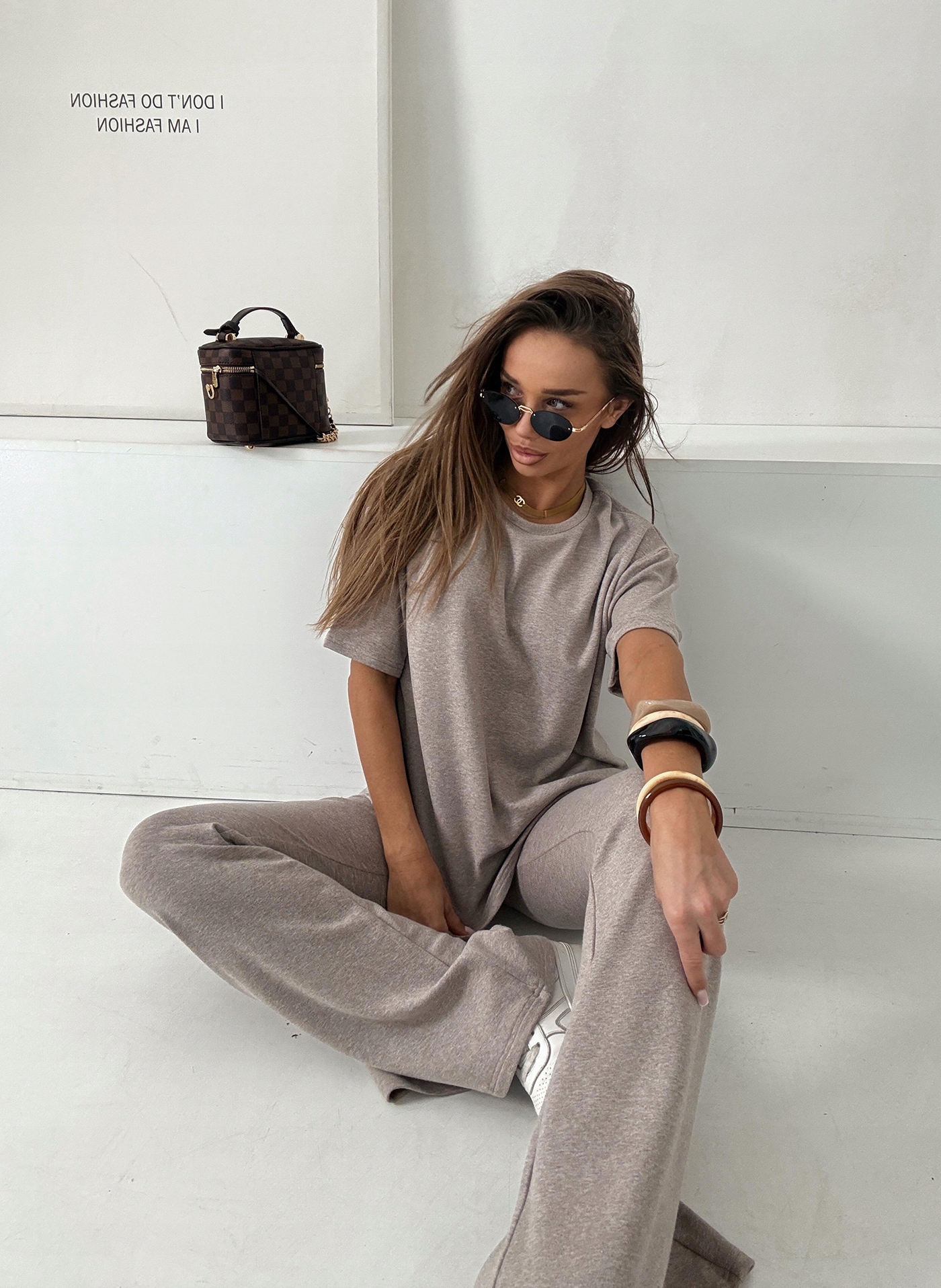 Dámský komplet s širokými kalhotami a oversize tričkem Tmavě béžová Agatha Studio