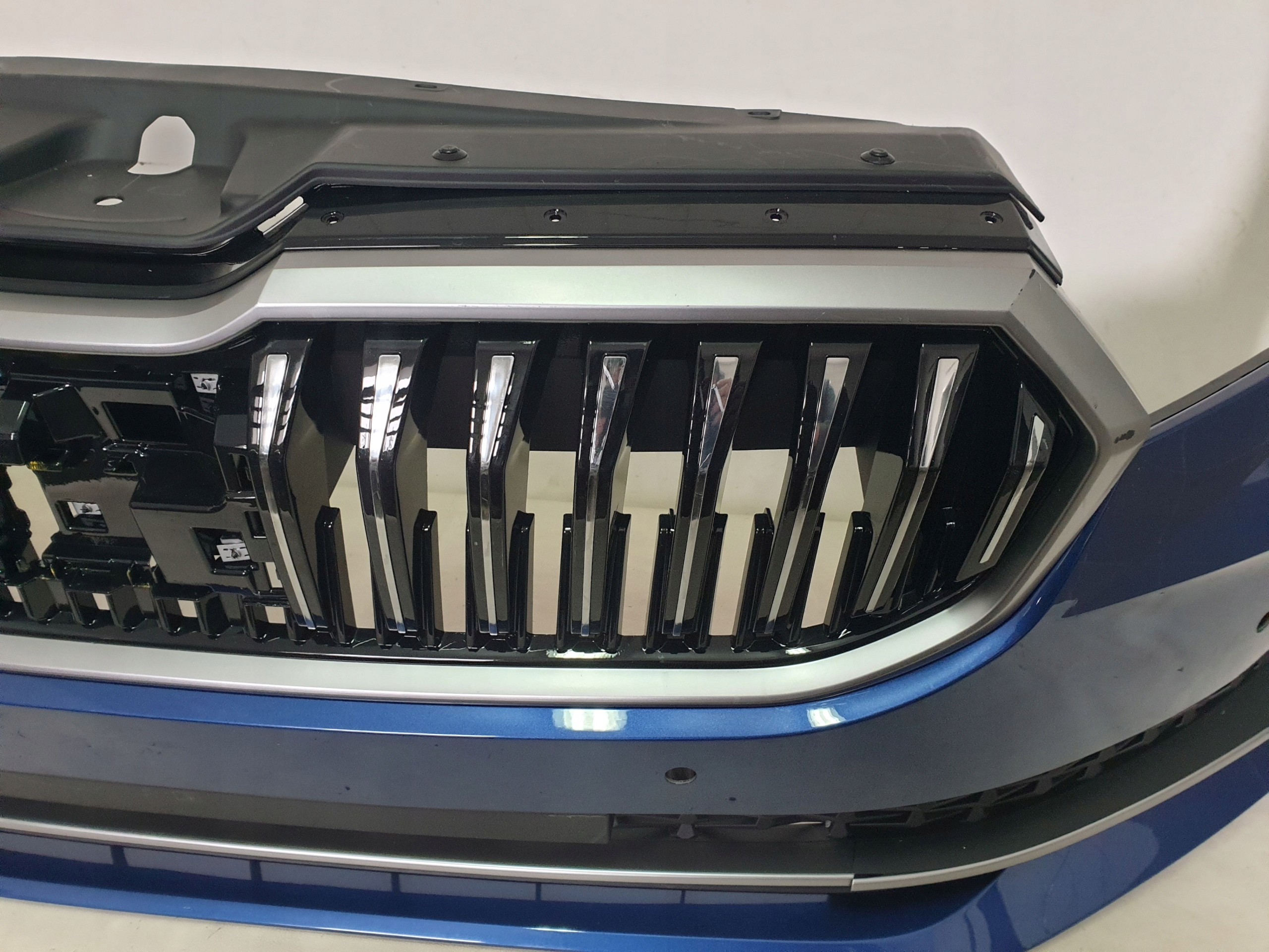SKODA SUPERB IV 3P0 23-> bumper front front 6 x PDC cover 3P0807221