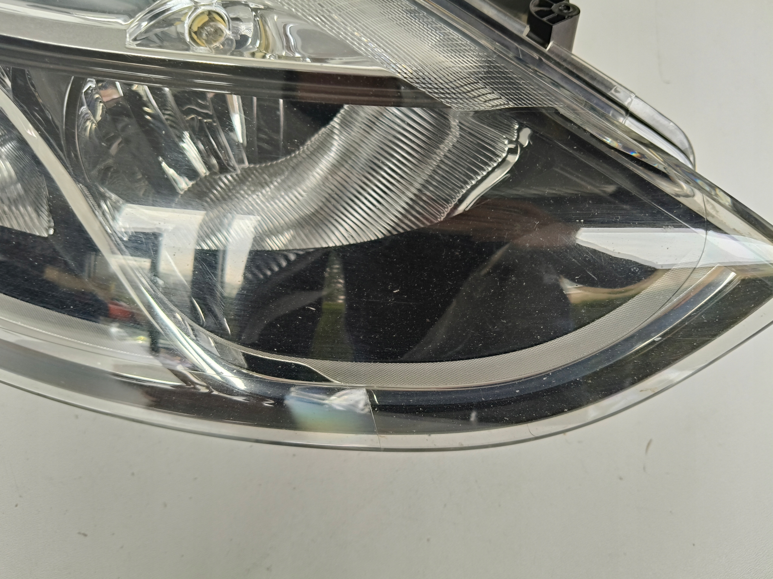 light right REFLEKTOR RENAULT CLIO IV 12