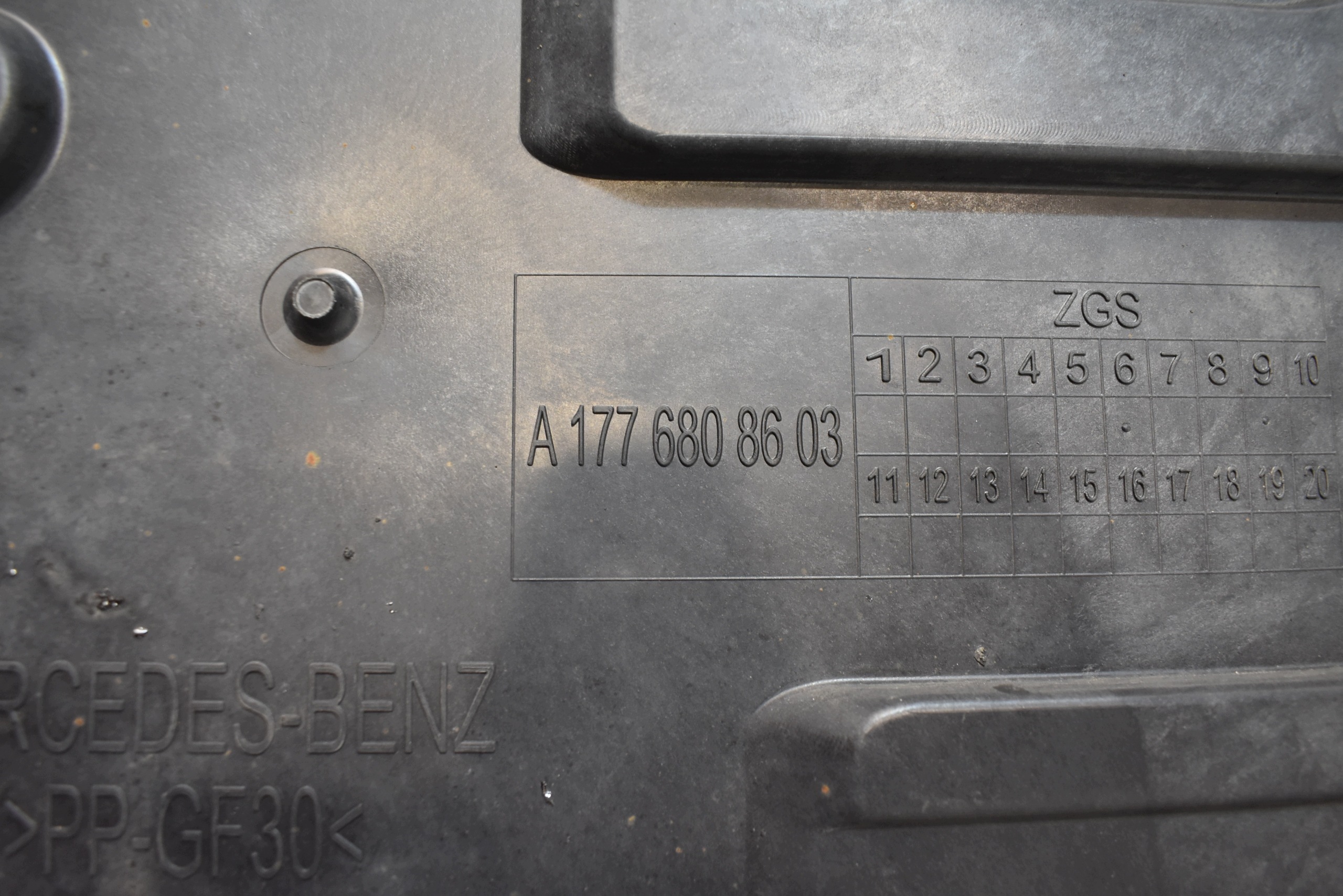 Blende Abdeckung Unterfahrschutz abdeckung rechts MERCEDES CLA W118 1