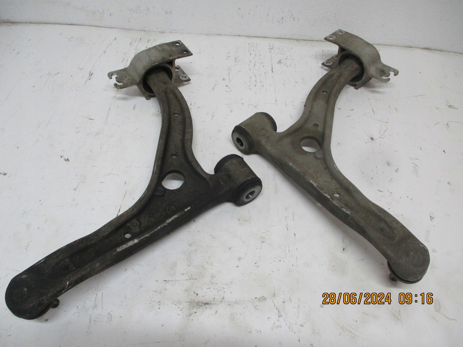 arm front MERCEDES CLA 117 right left A2463330300 A2463330400