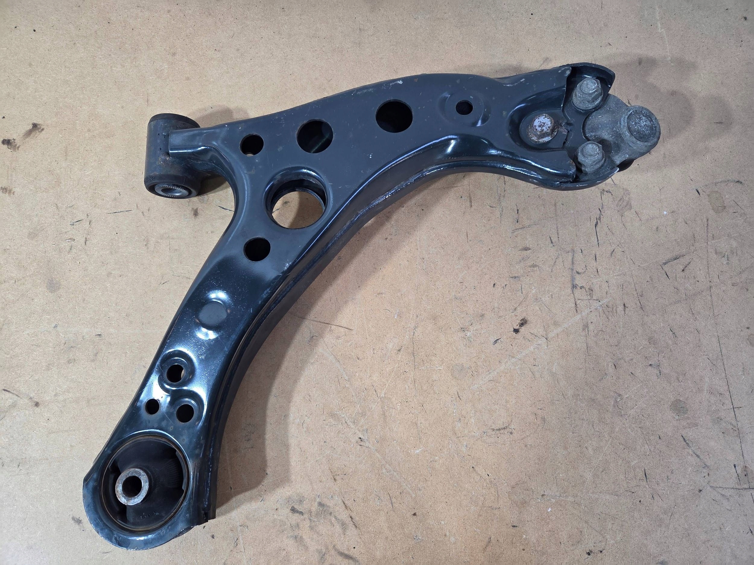 Toyota Corolla E21 1,8 Hybrid arm front left (Q812)