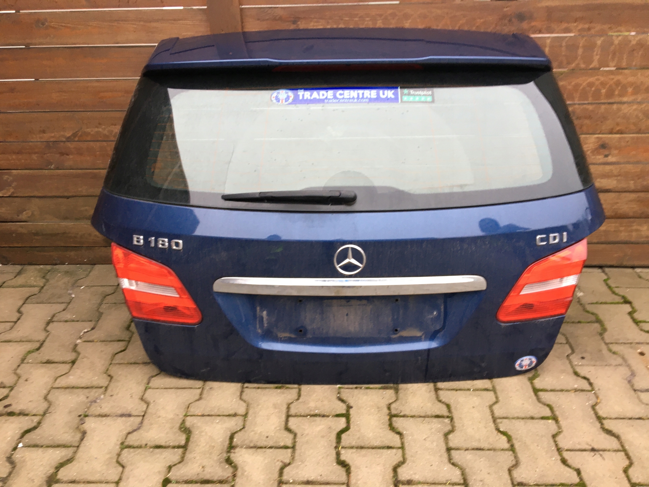 MERCEDES w 246 tylna klapa kompletna kolor 240