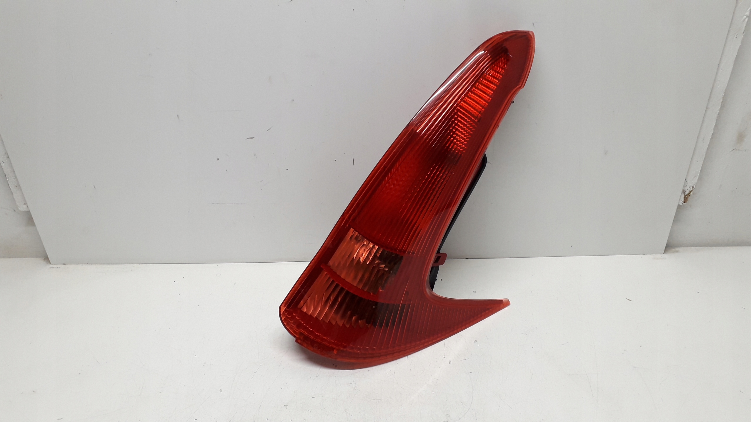 PEUGEOT 206 SW KOMBI LAMPA PRAWA TYŁ 89028684