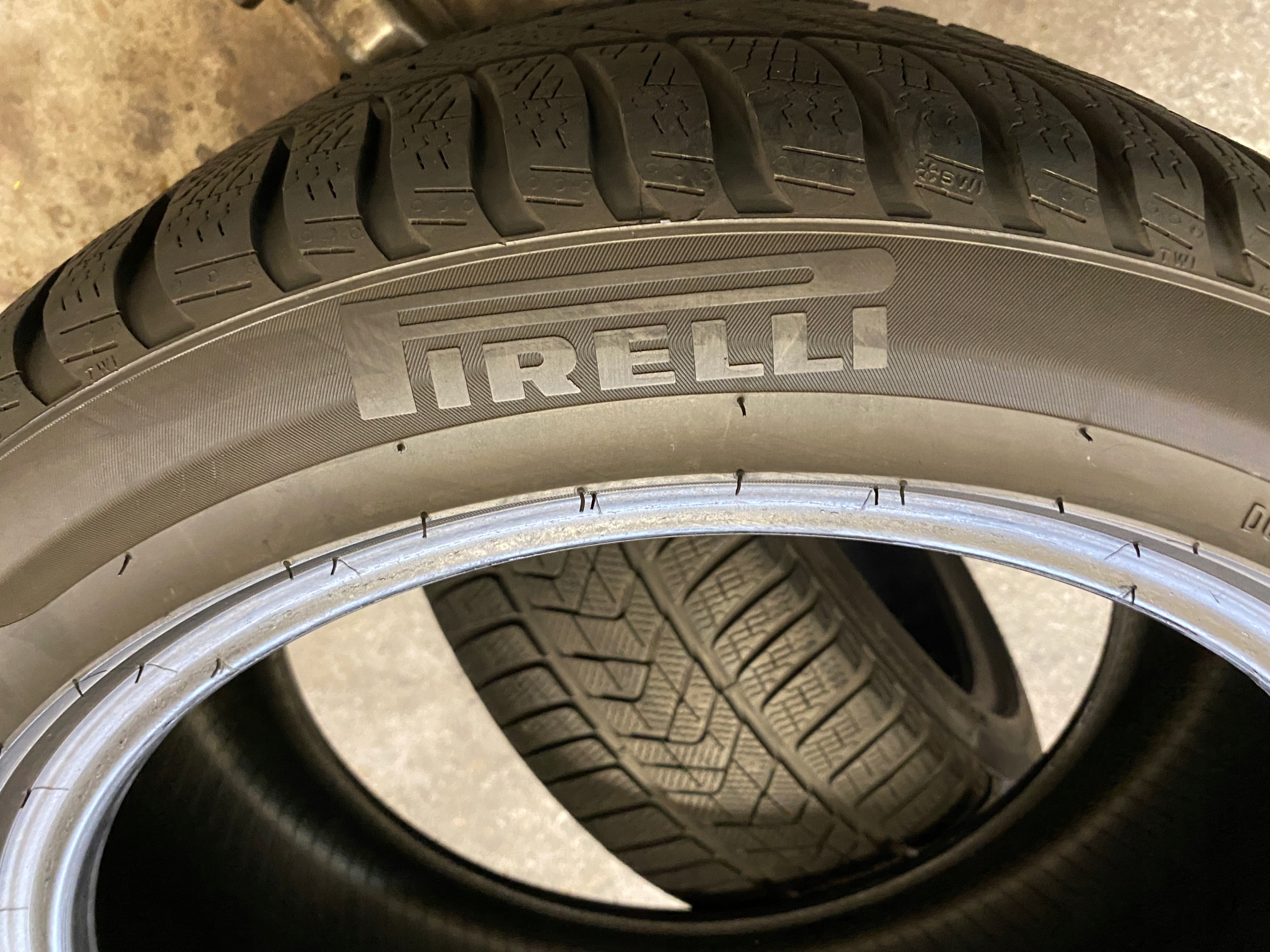 2 tyres winter 275/40R18 Pirelli Winter Sottozero 3 6,5mm