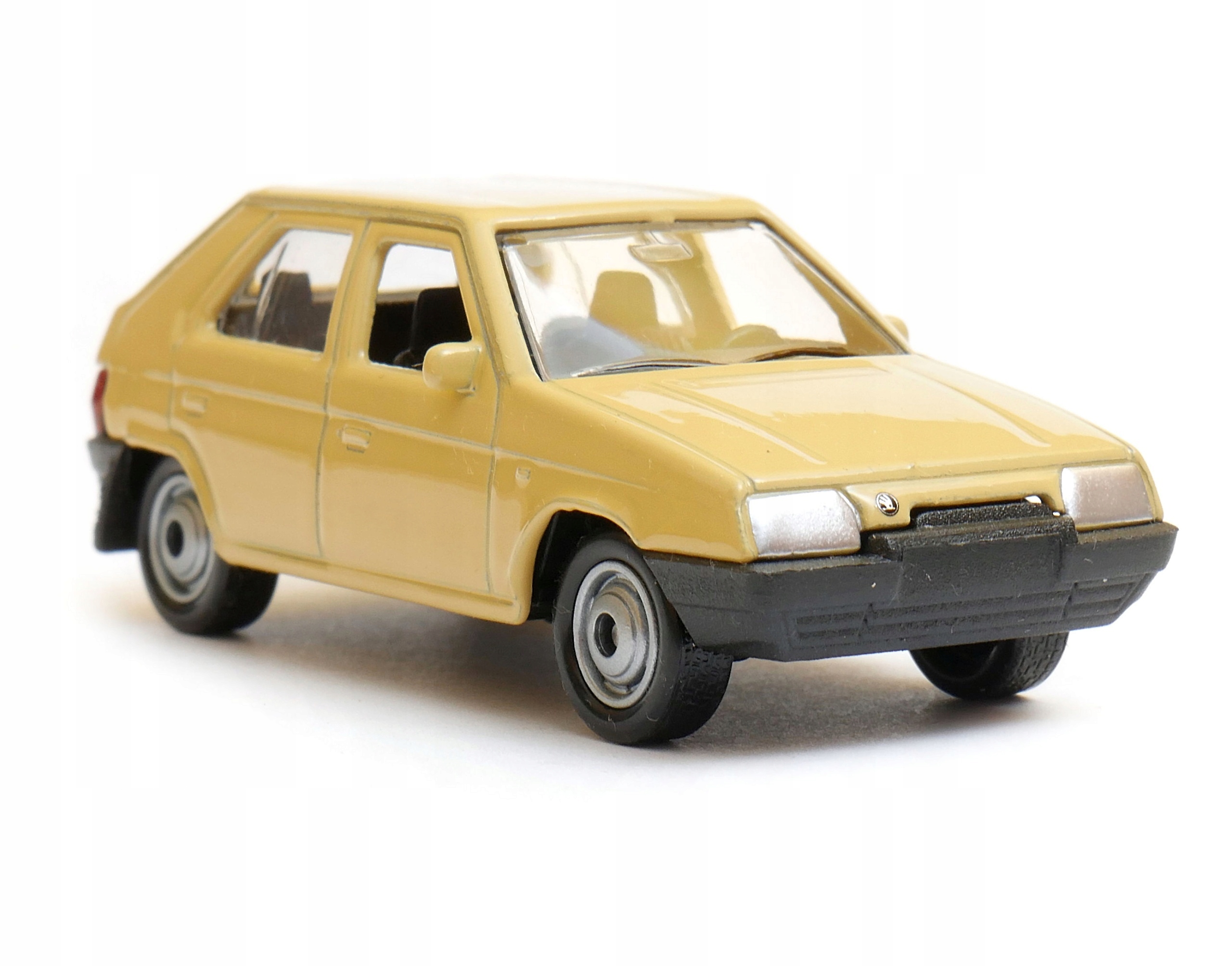 Model Welly Skoda Favorit 1:60