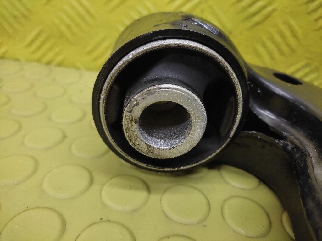 MERCEDES W202 2.0 D arm left front