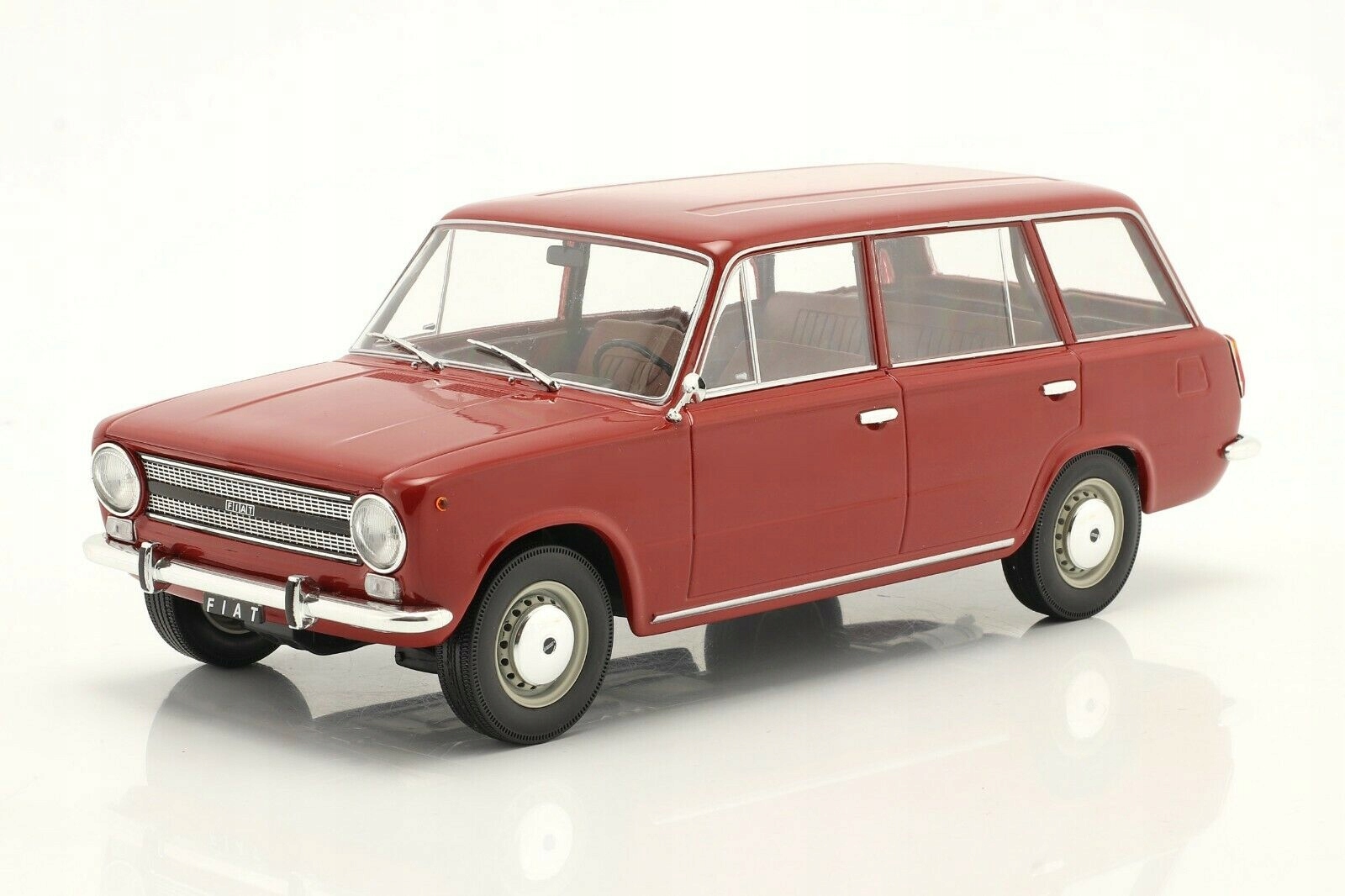 Fiat 124 Familiare 1972 1/18 TRIPLE9 T9-1800221