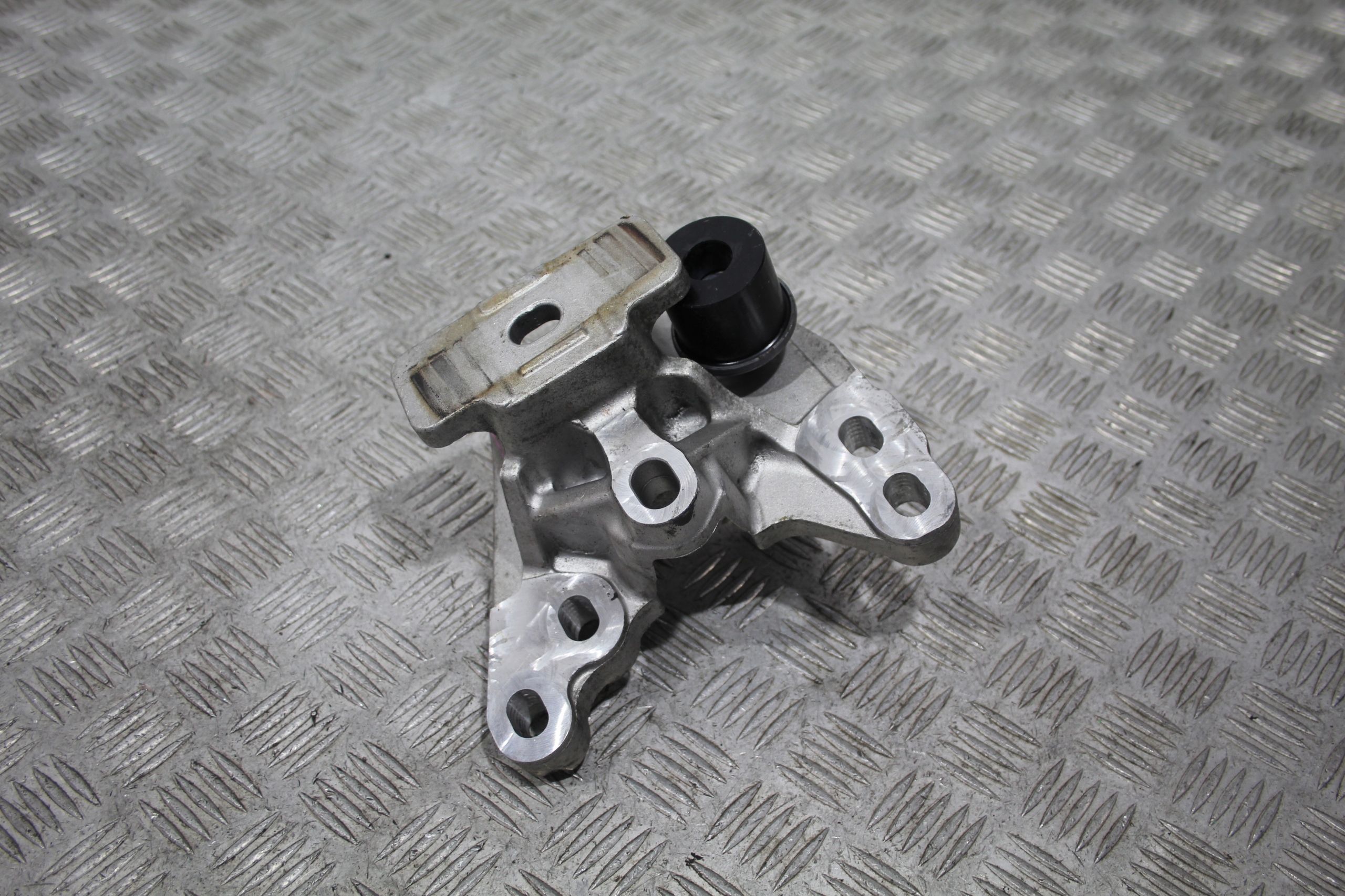 SUPPORTO STAFFA MOTORE EVOQUE II 2 L551
