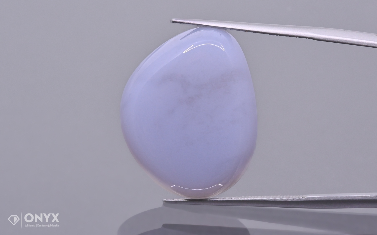 Chalcedon modrá konvexní nepravidelná destička 23x18,5 mm