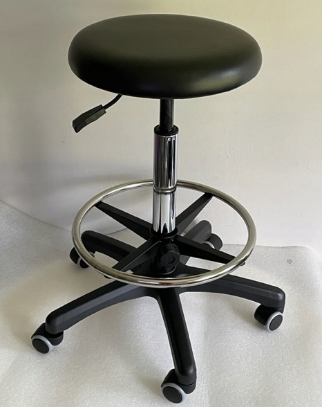 Pracovná stolička Eko Koža na kolíkoch, vysoká, s podnožkou na kolieskach