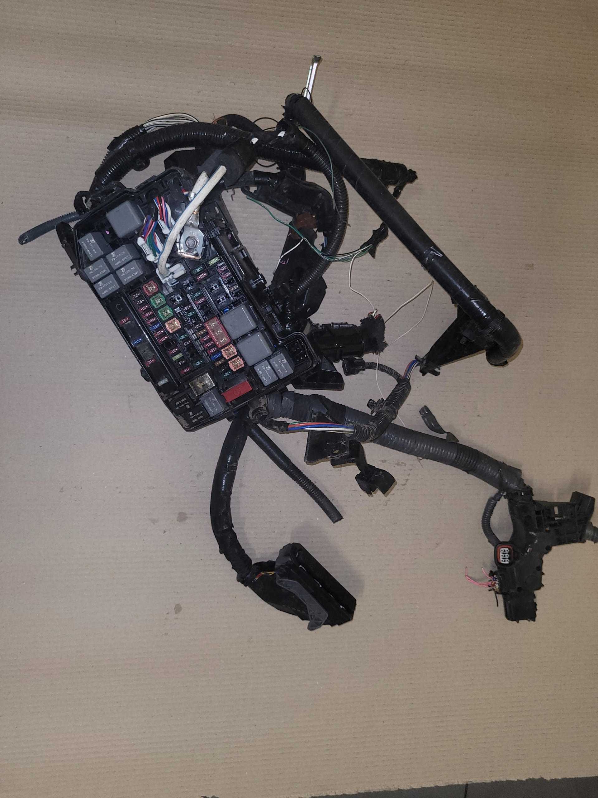 TOYOTA AURIS II SKRZYNKA BEZPIECZNIKÓW