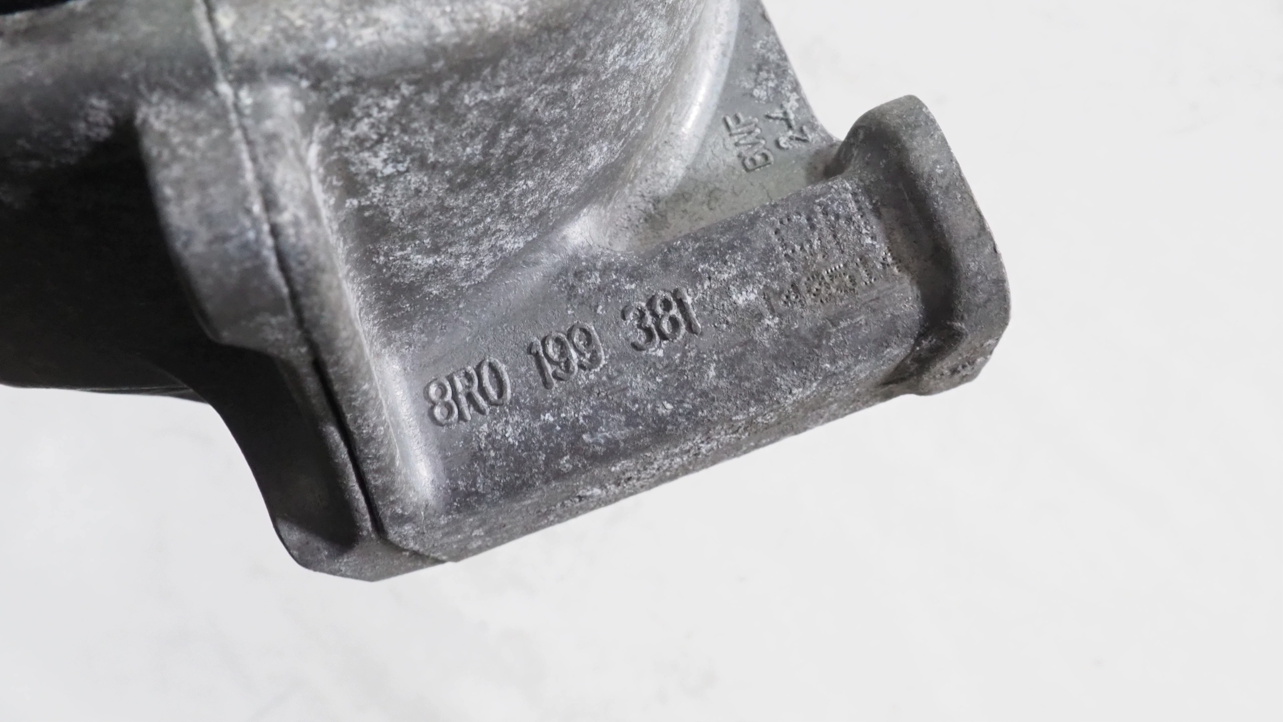 Audi A4 B8 A5 8T A6 C7 Q5 8R engine mount left 8R0199381