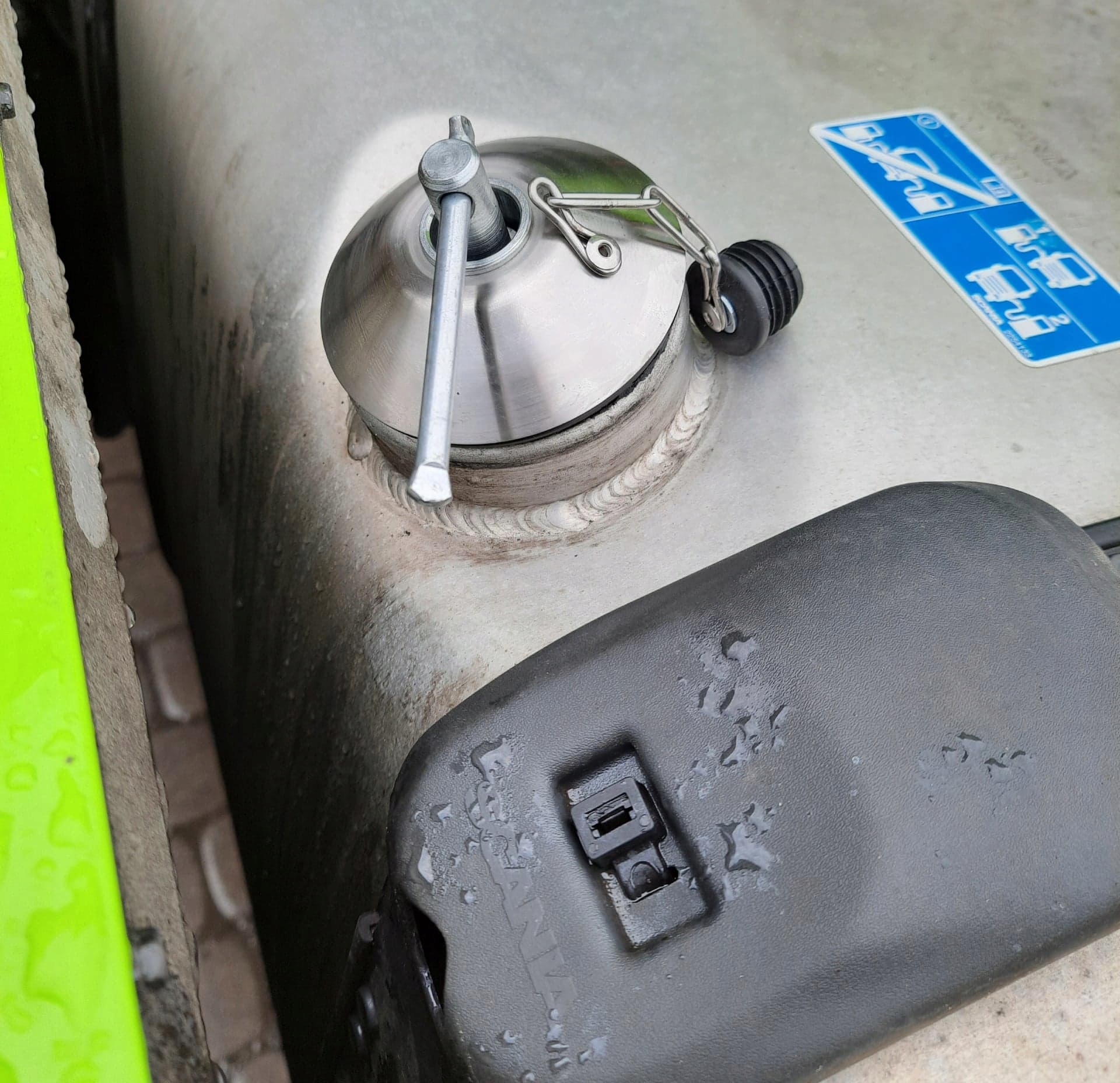 ZABEZPIECZENIE BLOKADA WLEWU PALIWA 2W1 SCANIA