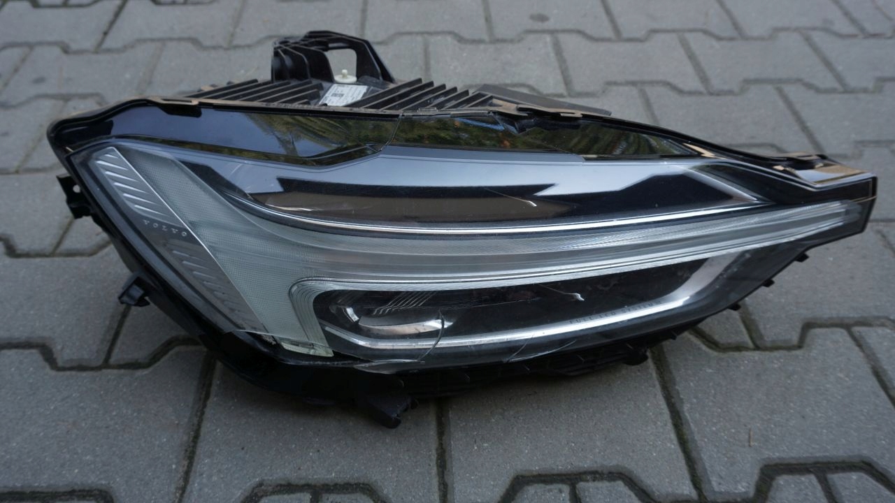VOLVO XC60 II - light front right MID LED