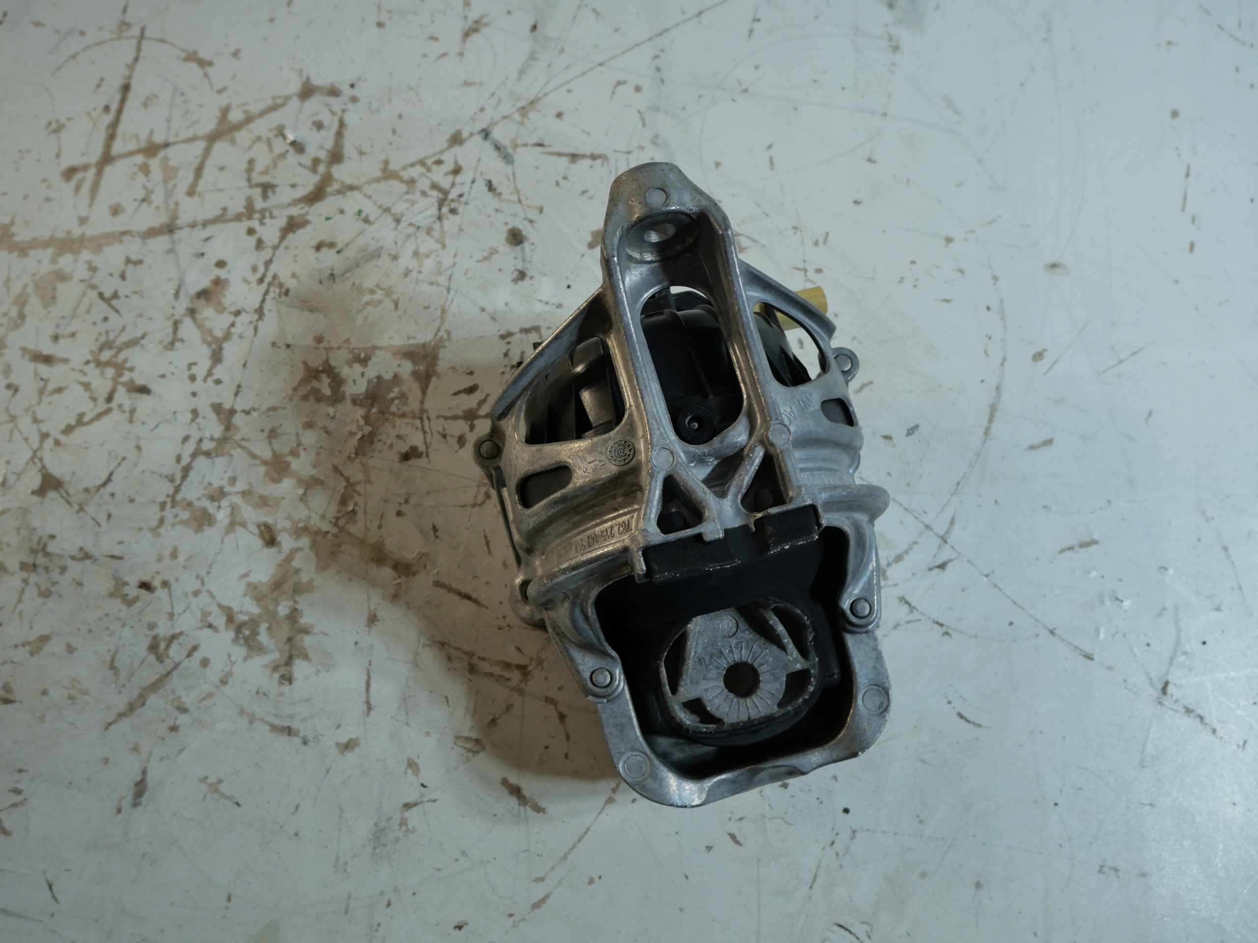 AUDI Q7 4M engine mount 4M0199372FQ sensor